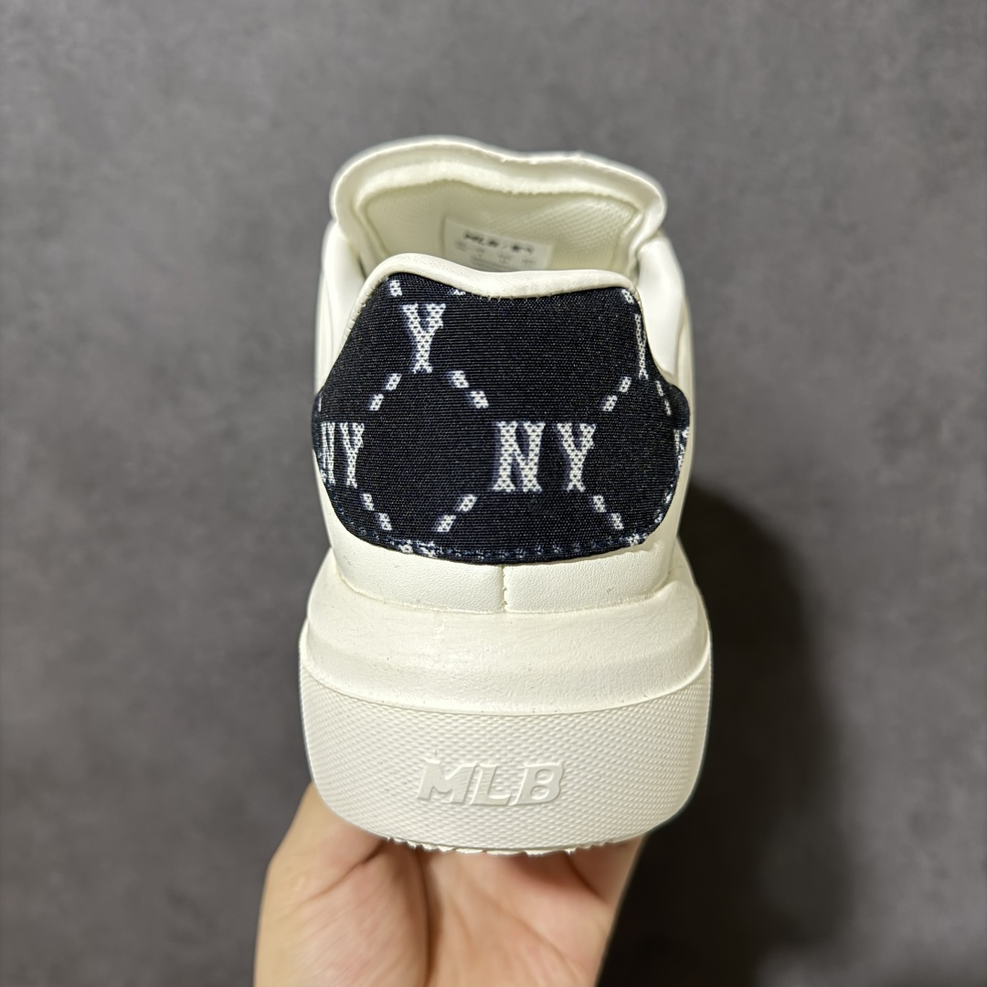 图片[4]-【福利跑量】MLB Chunky Classic 大印花板鞋 休闲时尚厚底增高休闲运动鞋 潮流百搭一脚蹬运动鞋男女轻便胶鞋。这双鞋子韩范十足,很适合初夏穿搭,白色厚底鞋搭配牛仔裤,作为麦昆平替,脚感也很舒服,踩屎感满满,鞋子又软又轻,很舒服。厚底增高设计,视觉优化身材比例,回头率爆棚！ 想要增高或者长腿的你绝对适合。答应我,一定要试试这双小白鞋。 尺码：35 36 36.5 37.5 38 38.5 39 40 40.5 41 42 42.5 43 44 45-选品中心