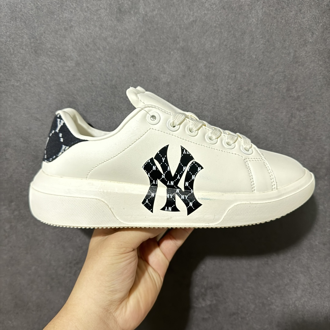 【福利跑量】MLB Chunky Classic 大印花板鞋 休闲时尚厚底增高休闲运动鞋 潮流百搭一脚蹬运动鞋男女轻便胶鞋。这双鞋子韩范十足,很适合初夏穿搭,白色厚底鞋搭配牛仔裤,作为麦昆平替,脚感也很舒服,踩屎感满满,鞋子又软又轻,很舒服。厚底增高设计,视觉优化身材比例,回头率爆棚！ 想要增高或者长腿的你绝对适合。答应我,一定要试试这双小白鞋。 尺码：35 36 36.5 37.5 38 38.5 39 40 40.5 41 42 42.5 43 44 45-选品中心