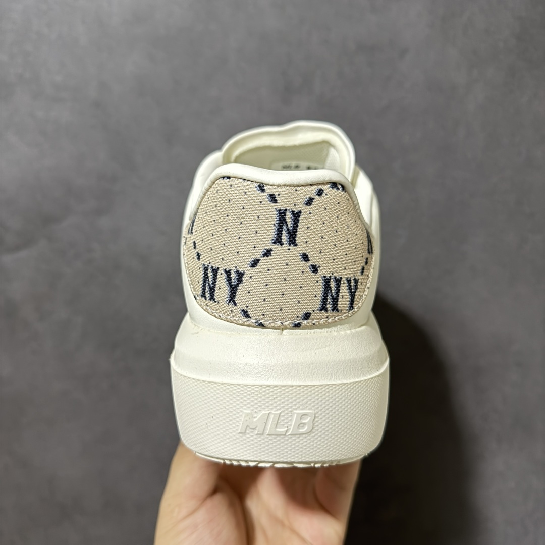 图片[4]-【福利跑量】MLB Chunky Classic 大印花板鞋 休闲时尚厚底增高休闲运动鞋 潮流百搭一脚蹬运动鞋男女轻便胶鞋。这双鞋子韩范十足,很适合初夏穿搭,白色厚底鞋搭配牛仔裤,作为麦昆平替,脚感也很舒服,踩屎感满满,鞋子又软又轻,很舒服。厚底增高设计,视觉优化身材比例,回头率爆棚！ 想要增高或者长腿的你绝对适合。答应我,一定要试试这双小白鞋。 尺码：35 36 36.5 37.5 38 38.5 39 40 40.5 41 42 42.5 43 44 45-选品中心