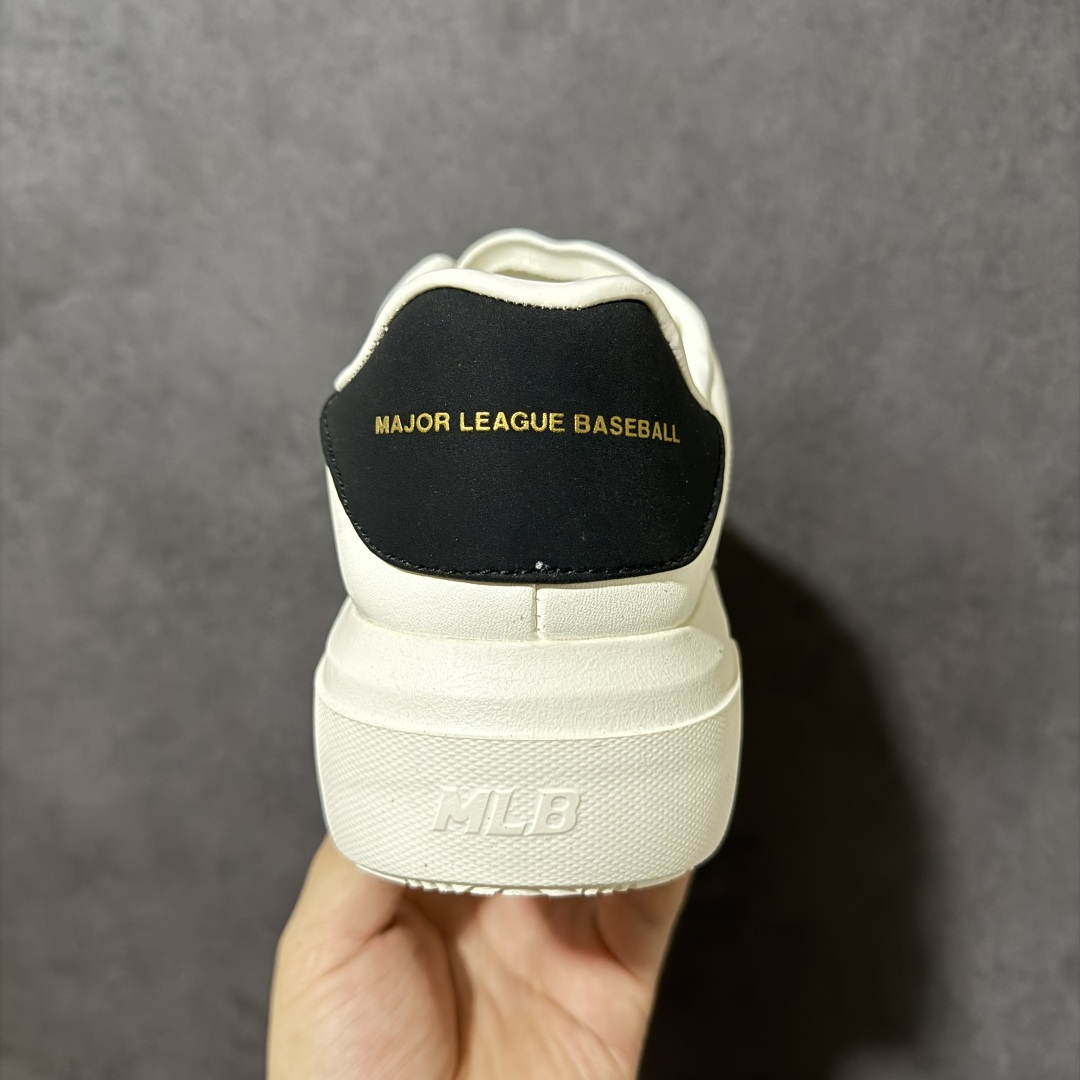 图片[4]-【福利跑量】MLB Chunky Classic 大印花板鞋 休闲时尚厚底增高休闲运动鞋 潮流百搭一脚蹬运动鞋男女轻便胶鞋。这双鞋子韩范十足,很适合初夏穿搭,白色厚底鞋搭配牛仔裤,作为麦昆平替,脚感也很舒服,踩屎感满满,鞋子又软又轻,很舒服。厚底增高设计,视觉优化身材比例,回头率爆棚！ 想要增高或者长腿的你绝对适合。答应我,一定要试试这双小白鞋。 尺码：35 36 36.5 37.5 38 38.5 39 40 40.5 41 42 42.5 43 44 45-选品中心