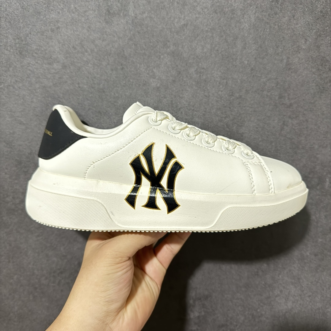 【福利跑量】MLB Chunky Classic 大印花板鞋 休闲时尚厚底增高休闲运动鞋 潮流百搭一脚蹬运动鞋男女轻便胶鞋。这双鞋子韩范十足,很适合初夏穿搭,白色厚底鞋搭配牛仔裤,作为麦昆平替,脚感也很舒服,踩屎感满满,鞋子又软又轻,很舒服。厚底增高设计,视觉优化身材比例,回头率爆棚！ 想要增高或者长腿的你绝对适合。答应我,一定要试试这双小白鞋。 尺码：35 36 36.5 37.5 38 38.5 39 40 40.5 41 42 42.5 43 44 45-选品中心