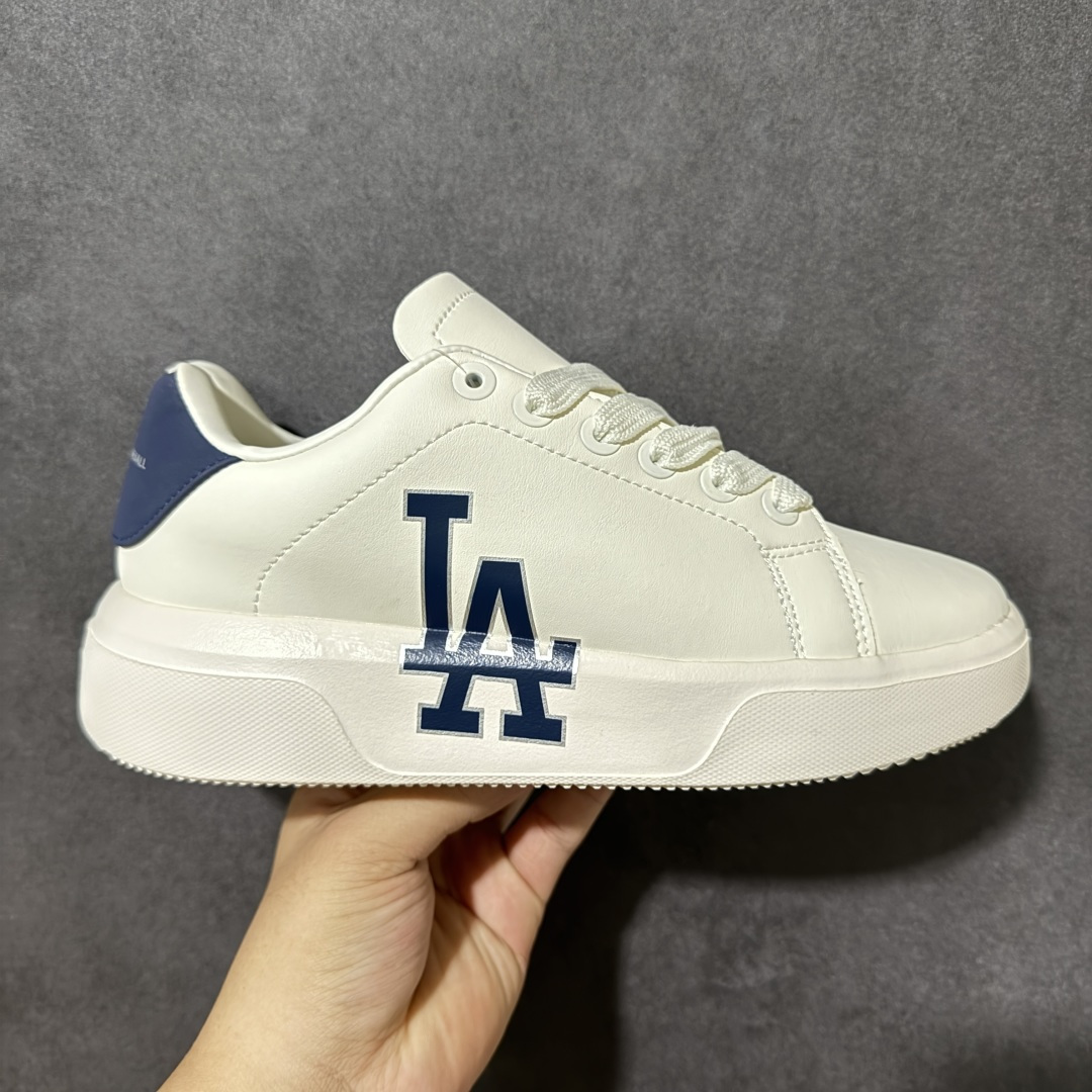 【福利跑量】MLB Chunky Classic 大印花板鞋 休闲时尚厚底增高休闲运动鞋 潮流百搭一脚蹬运动鞋男女轻便胶鞋。这双鞋子韩范十足,很适合初夏穿搭,白色厚底鞋搭配牛仔裤,作为麦昆平替,脚感也很舒服,踩屎感满满,鞋子又软又轻,很舒服。厚底增高设计,视觉优化身材比例,回头率爆棚！ 想要增高或者长腿的你绝对适合。答应我,一定要试试这双小白鞋。 尺码：35 36 36.5 37.5 38 38.5 39-选品中心