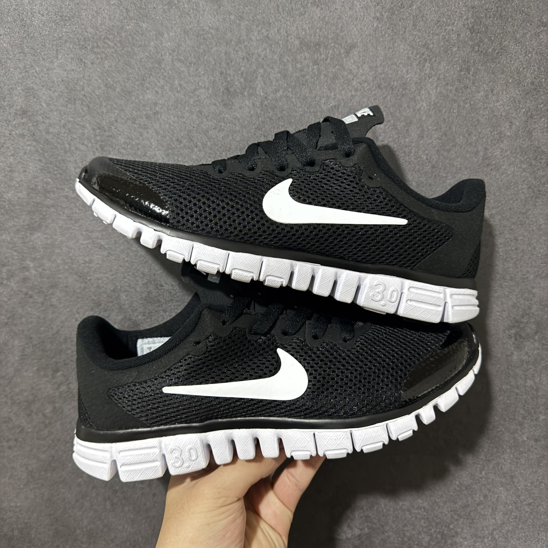 【奥莱订单】NIKE FREE 3.0 赤足跑步鞋 质感新焕升级，专为短打跑造#鞋如面袜般子柔贴软合，结合性弹沙线，赋双予足众出的紧包密覆效果。 货号 354574-068 尺码：36-45-选品中心