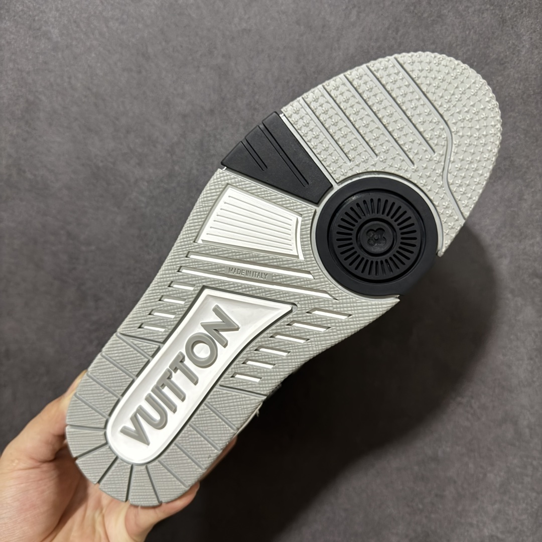 图片[9]-【性价比礼盒版】Louis Vuitton LV Trainer系列高奢运动鞋潮人必备单品 同步ZP官网空胶工艺 挂饰均镶嵌NFC芯片感应装置 正确胶片断点式设计 中底正确还原原版油印字母比例 1：1原楦格板、楦头、刀磨全新升级！ 独家订制顶级压纹麂皮 原版开模TPU大底 质感原版一致 垫脚聚米微料加透气英伦网布 细节完美呈现！ 尺码：35-46-选品中心