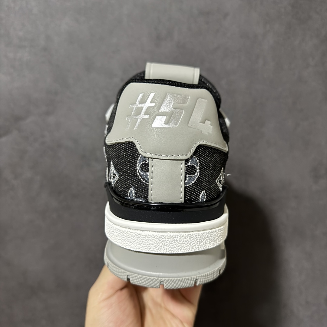 图片[4]-【性价比礼盒版】Louis Vuitton LV Trainer系列高奢运动鞋潮人必备单品 同步ZP官网空胶工艺 挂饰均镶嵌NFC芯片感应装置 正确胶片断点式设计 中底正确还原原版油印字母比例 1：1原楦格板、楦头、刀磨全新升级！ 独家订制顶级压纹麂皮 原版开模TPU大底 质感原版一致 垫脚聚米微料加透气英伦网布 细节完美呈现！ 尺码：35-46-选品中心