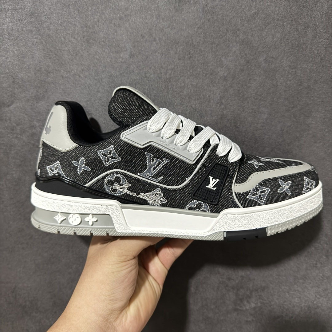 【性价比礼盒版】Louis Vuitton LV Trainer系列高奢运动鞋潮人必备单品 同步ZP官网空胶工艺 挂饰均镶嵌NFC芯片感应装置 正确胶片断点式设计 中底正确还原原版油印字母比例 1:1原楦格板、楦头、刀磨全新升级! 独家订制顶级压纹麂皮 原版开模TPU大底 质感原版一致 垫脚聚米微料加透气英伦网布 细节完美呈现! 尺码:35-46-选品中心
