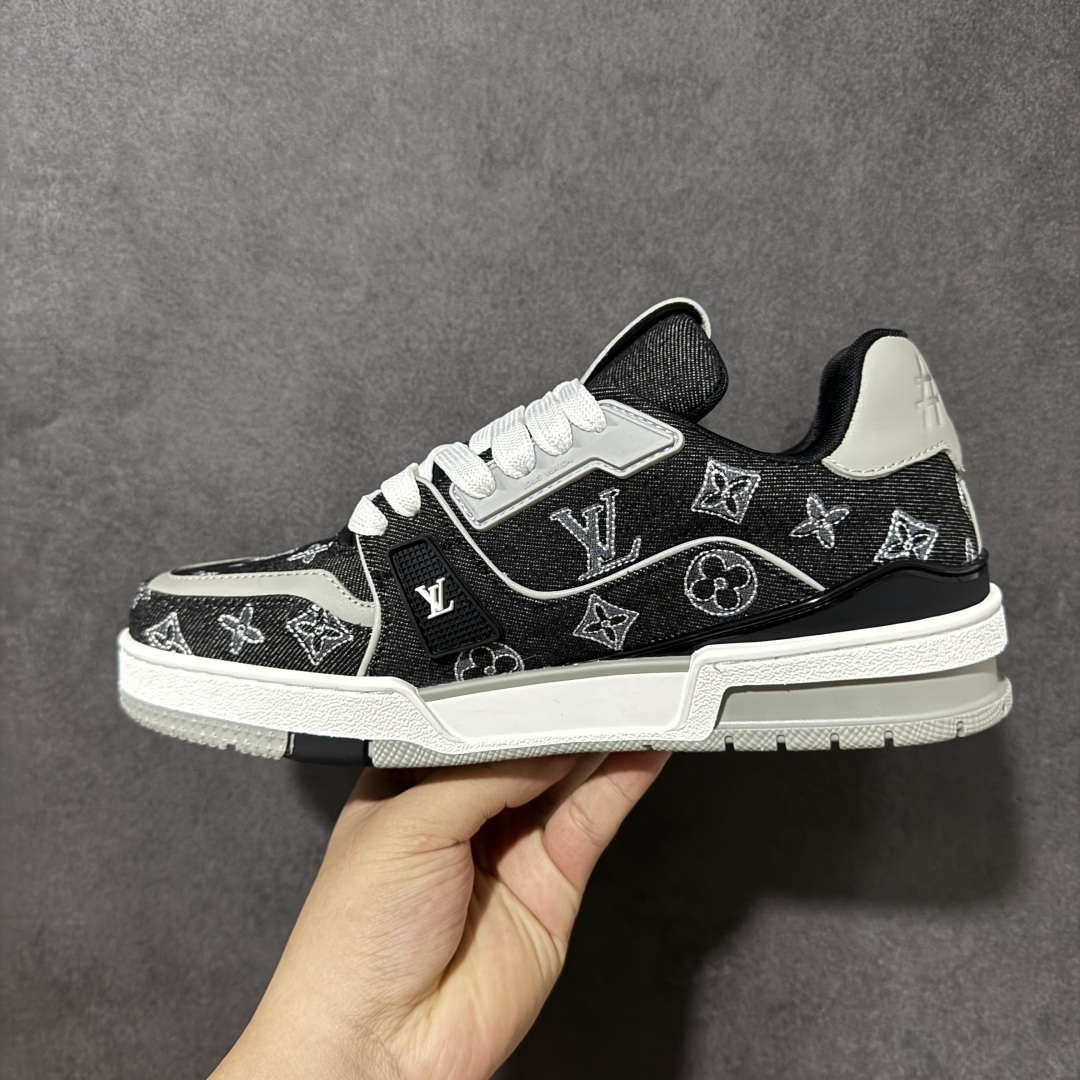 图片[2]-【性价比礼盒版】Louis Vuitton LV Trainer系列高奢运动鞋潮人必备单品 同步ZP官网空胶工艺 挂饰均镶嵌NFC芯片感应装置 正确胶片断点式设计 中底正确还原原版油印字母比例 1：1原楦格板、楦头、刀磨全新升级！ 独家订制顶级压纹麂皮 原版开模TPU大底 质感原版一致 垫脚聚米微料加透气英伦网布 细节完美呈现！ 尺码：35-46-选品中心