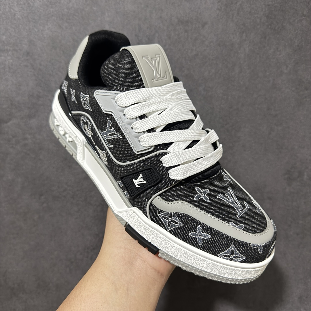 图片[3]-【性价比礼盒版】Louis Vuitton LV Trainer系列高奢运动鞋潮人必备单品 同步ZP官网空胶工艺 挂饰均镶嵌NFC芯片感应装置 正确胶片断点式设计 中底正确还原原版油印字母比例 1：1原楦格板、楦头、刀磨全新升级！ 独家订制顶级压纹麂皮 原版开模TPU大底 质感原版一致 垫脚聚米微料加透气英伦网布 细节完美呈现！ 尺码：35-46-选品中心