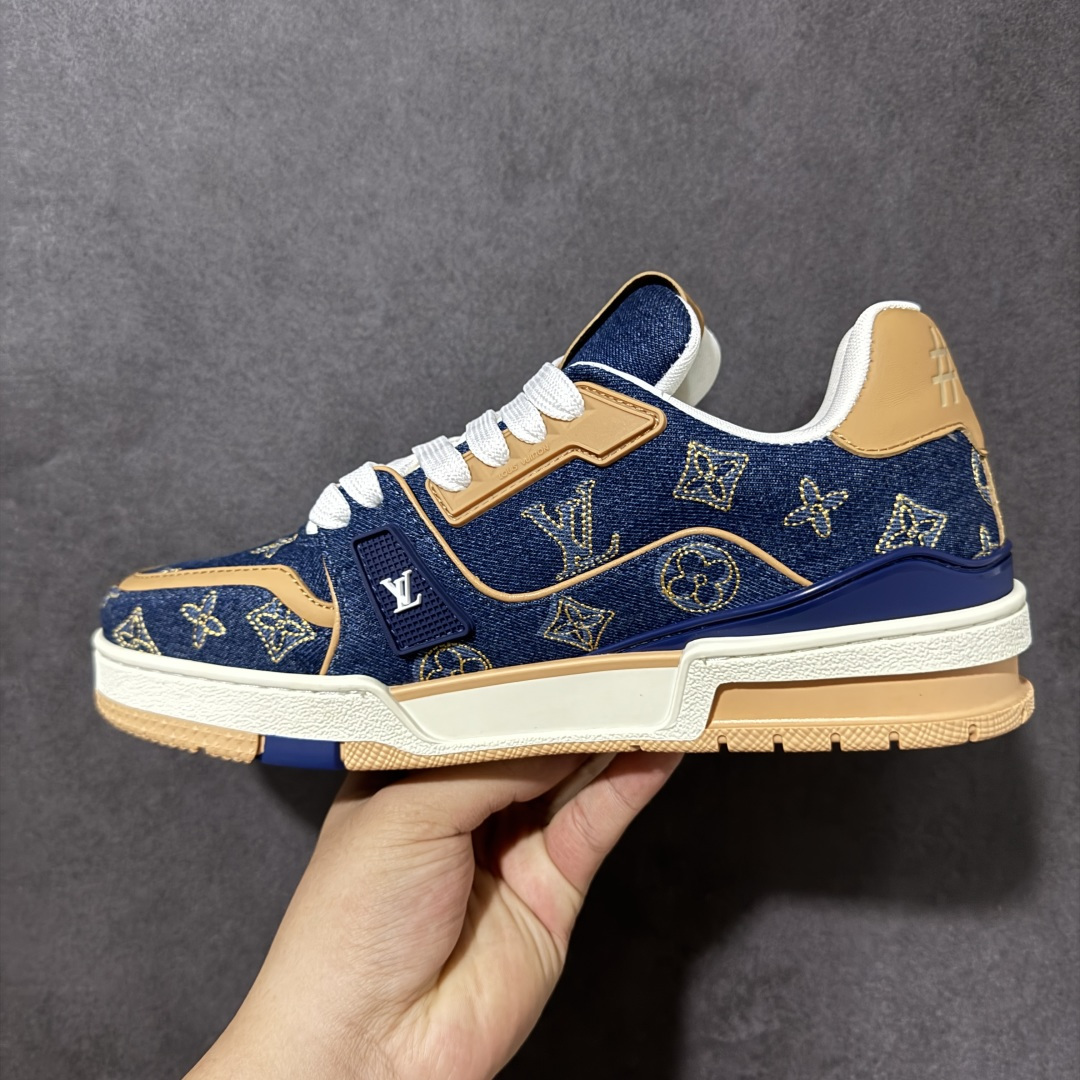 图片[2]-【性价比礼盒版】Louis Vuitton LV Trainer系列高奢运动鞋潮人必备单品 同步ZP官网空胶工艺 挂饰均镶嵌NFC芯片感应装置 正确胶片断点式设计 中底正确还原原版油印字母比例 1：1原楦格板、楦头、刀磨全新升级！ 独家订制顶级压纹麂皮 原版开模TPU大底 质感原版一致 垫脚聚米微料加透气英伦网布 细节完美呈现！ 尺码：35-46-选品中心