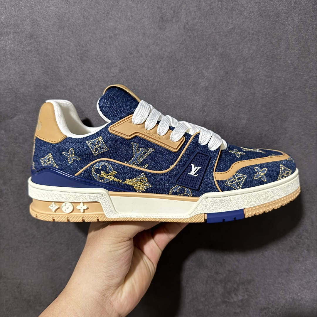 【性价比礼盒版】Louis Vuitton LV Trainer系列高奢运动鞋潮人必备单品 同步ZP官网空胶工艺 挂饰均镶嵌NFC芯片感应装置 正确胶片断点式设计 中底正确还原原版油印字母比例 1:1原楦格板、楦头、刀磨全新升级! 独家订制顶级压纹麂皮 原版开模TPU大底 质感原版一致 垫脚聚米微料加透气英伦网布 细节完美呈现! 尺码:35-46-选品中心