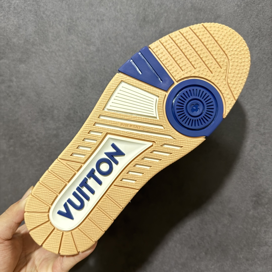 图片[9]-【性价比礼盒版】Louis Vuitton LV Trainer系列高奢运动鞋潮人必备单品 同步ZP官网空胶工艺 挂饰均镶嵌NFC芯片感应装置 正确胶片断点式设计 中底正确还原原版油印字母比例 1：1原楦格板、楦头、刀磨全新升级！ 独家订制顶级压纹麂皮 原版开模TPU大底 质感原版一致 垫脚聚米微料加透气英伦网布 细节完美呈现！ 尺码：35-46-选品中心