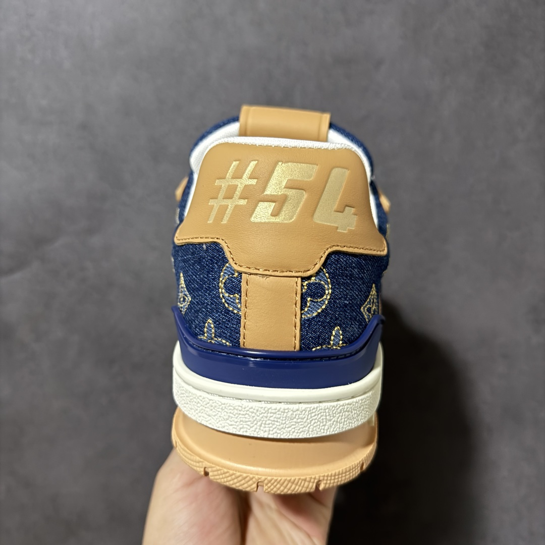 图片[4]-【性价比礼盒版】Louis Vuitton LV Trainer系列高奢运动鞋潮人必备单品 同步ZP官网空胶工艺 挂饰均镶嵌NFC芯片感应装置 正确胶片断点式设计 中底正确还原原版油印字母比例 1：1原楦格板、楦头、刀磨全新升级！ 独家订制顶级压纹麂皮 原版开模TPU大底 质感原版一致 垫脚聚米微料加透气英伦网布 细节完美呈现！ 尺码：35-46-选品中心