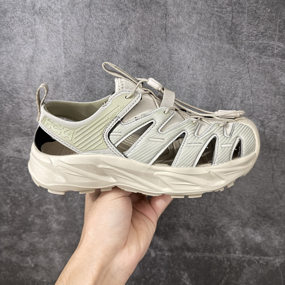 【绿x版】HOKA One One Hopara Sandals 霍帕拉系列水路两用溯溪涉水休闲户外露营凉鞋 作为先锋品牌的 HOKA ONE ONE总是以独特的方式 HOPA RA是一款溯溪鞋 又名排水鞋 可长期用于涉水和溯溪 保护脚底和脚趾的安全和舒适 鞋面材料速干 透气 耐磨 鞋底防滑 耐磨 抓地能力强 出于安全考虑 设计要求较高 涉水溯溪过程中 水 泥沙 可以直接从鞋内大孔排出 细纹鞋底使在岩石上抓地能力强 避免打滑 而上路后 鞋面具有快干透气等优点 尺码：36 36.5 37.5 38 39 40 40.5 41 42 42.5 43 44 45-选品中心