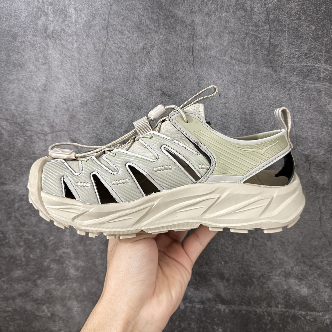 图片[2]-【绿x版】HOKA One One Hopara Sandals 霍帕拉系列水路两用溯溪涉水休闲户外露营凉鞋 作为先锋品牌的 HOKA ONE ONE总是以独特的方式 HOPA RA是一款溯溪鞋 又名排水鞋 可长期用于涉水和溯溪 保护脚底和脚趾的安全和舒适 鞋面材料速干 透气 耐磨 鞋底防滑 耐磨 抓地能力强 出于安全考虑 设计要求较高 涉水溯溪过程中 水 泥沙 可以直接从鞋内大孔排出 细纹鞋底使在岩石上抓地能力强 避免打滑 而上路后 鞋面具有快干透气等优点 尺码：36 36.5 37.5 38 39 40 40.5 41 42 42.5 43 44 45-选品中心