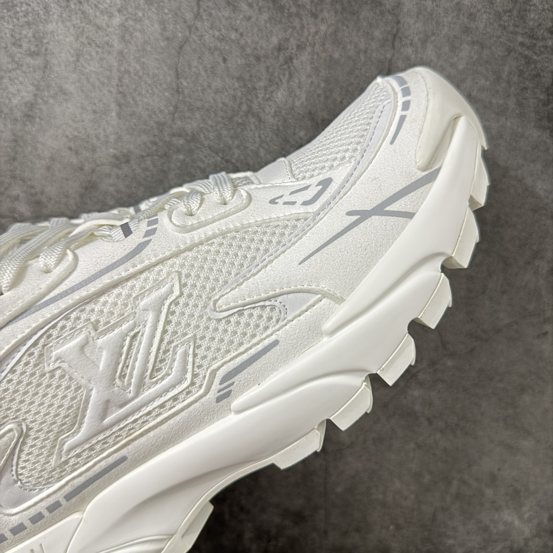 图片[6]-【莞顶礼盒】Lv Tatic Runner Tatic Runner系列厚底老爹鞋，是品牌近年推出的复古运动风鞋款，主打街头潮流与日常穿搭结合的风格。鞋身侧面带有醒目的字母标识，后跟处印有\”VUITTON\”字样，辨识度拉满。采用锯齿状防滑橡胶大底，搭配加厚中底，自带增高效果的同时，也提供了优秀的抓地力和缓震性能，适配日常通勤、城市漫步等多种场景！ ■面料： 原版进口绒面皮革＋透气网眼 ■内里：原版定制透气网里 ■鞋底：原版开模双色TPU组合底 ■底厚：5CM ■尺码：38-45-选品中心