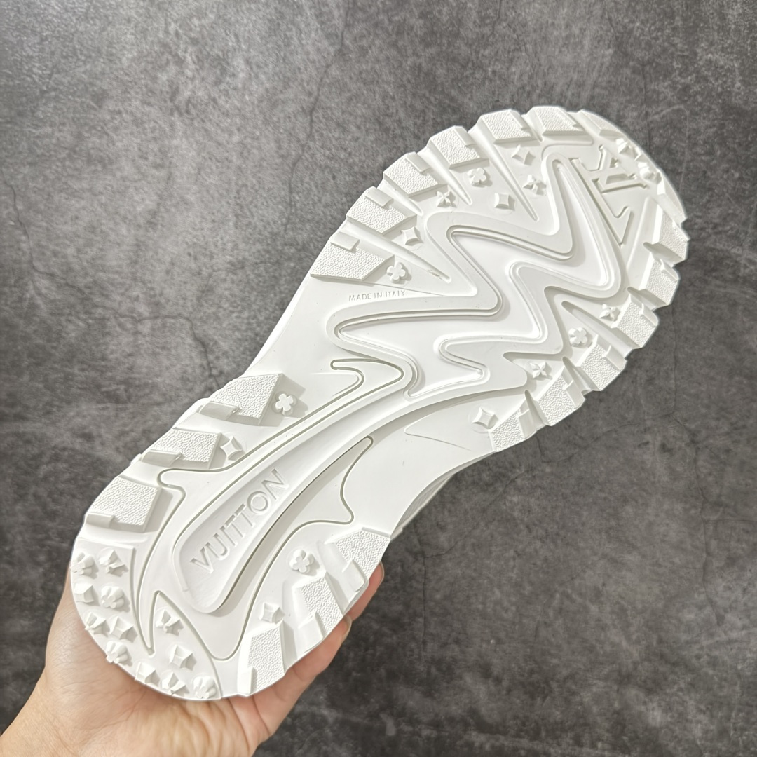 图片[9]-【莞顶礼盒】Lv Tatic Runner Tatic Runner系列厚底老爹鞋，是品牌近年推出的复古运动风鞋款，主打街头潮流与日常穿搭结合的风格。鞋身侧面带有醒目的字母标识，后跟处印有\”VUITTON\”字样，辨识度拉满。采用锯齿状防滑橡胶大底，搭配加厚中底，自带增高效果的同时，也提供了优秀的抓地力和缓震性能，适配日常通勤、城市漫步等多种场景！ ■面料： 原版进口绒面皮革＋透气网眼 ■内里：原版定制透气网里 ■鞋底：原版开模双色TPU组合底 ■底厚：5CM ■尺码：38-45-选品中心