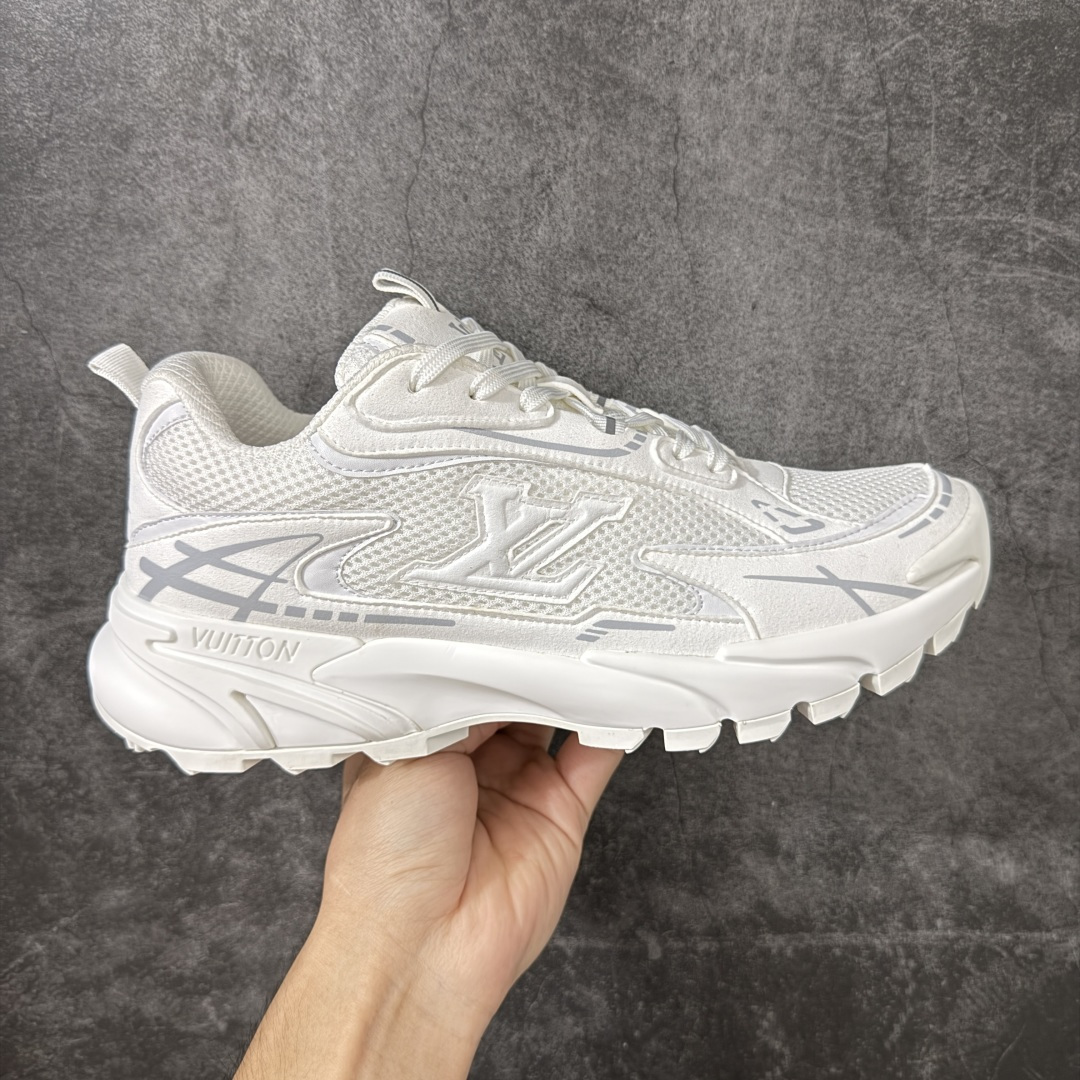【莞顶礼盒】Lv Tatic Runner Tatic Runner系列厚底老爹鞋，是品牌近年推出的复古运动风鞋款，主打街头潮流与日常穿搭结合的风格。鞋身侧面带有醒目的字母标识，后跟处印有\