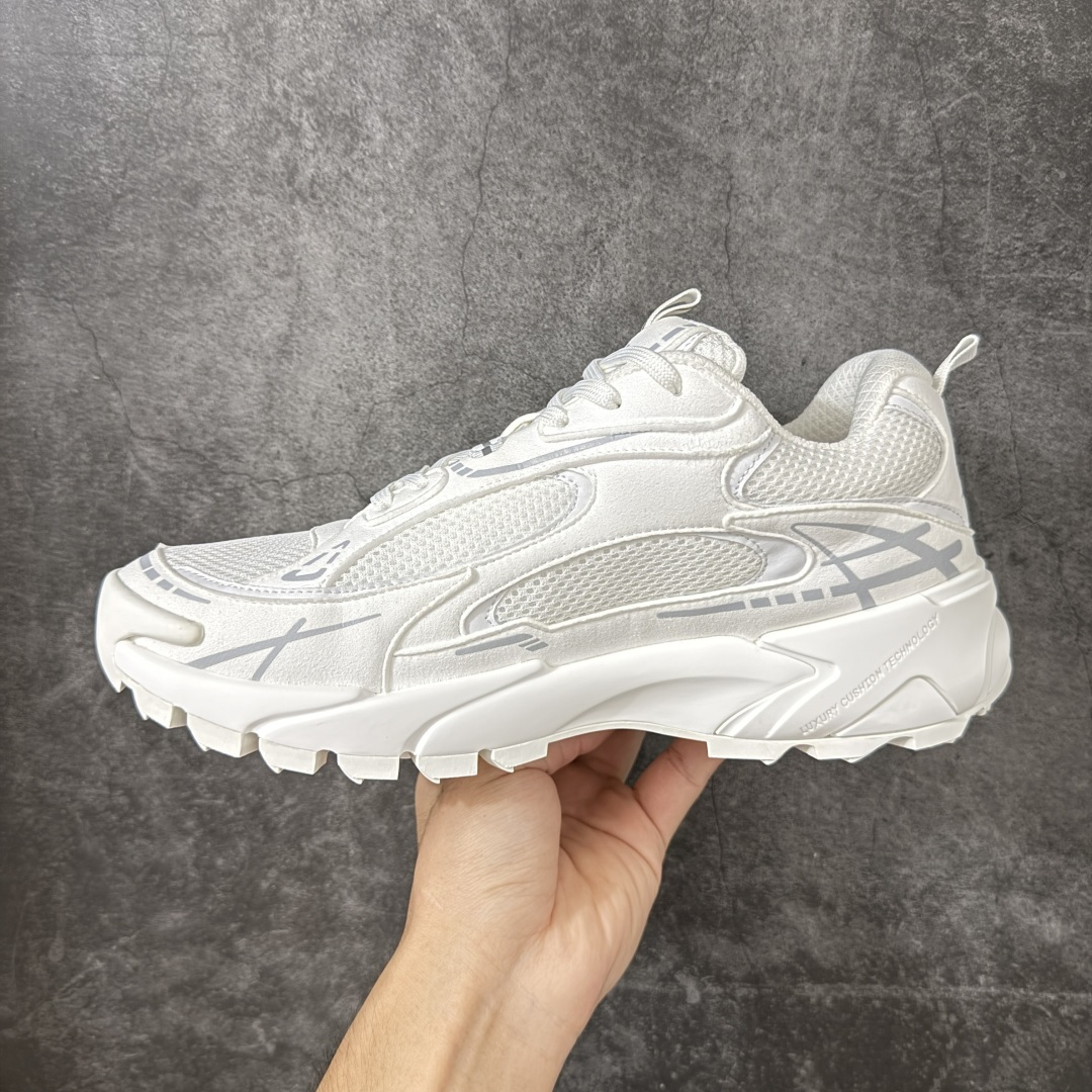 图片[2]-【莞顶礼盒】Lv Tatic Runner Tatic Runner系列厚底老爹鞋，是品牌近年推出的复古运动风鞋款，主打街头潮流与日常穿搭结合的风格。鞋身侧面带有醒目的字母标识，后跟处印有\”VUITTON\”字样，辨识度拉满。采用锯齿状防滑橡胶大底，搭配加厚中底，自带增高效果的同时，也提供了优秀的抓地力和缓震性能，适配日常通勤、城市漫步等多种场景！ ■面料： 原版进口绒面皮革＋透气网眼 ■内里：原版定制透气网里 ■鞋底：原版开模双色TPU组合底 ■底厚：5CM ■尺码：38-45-选品中心