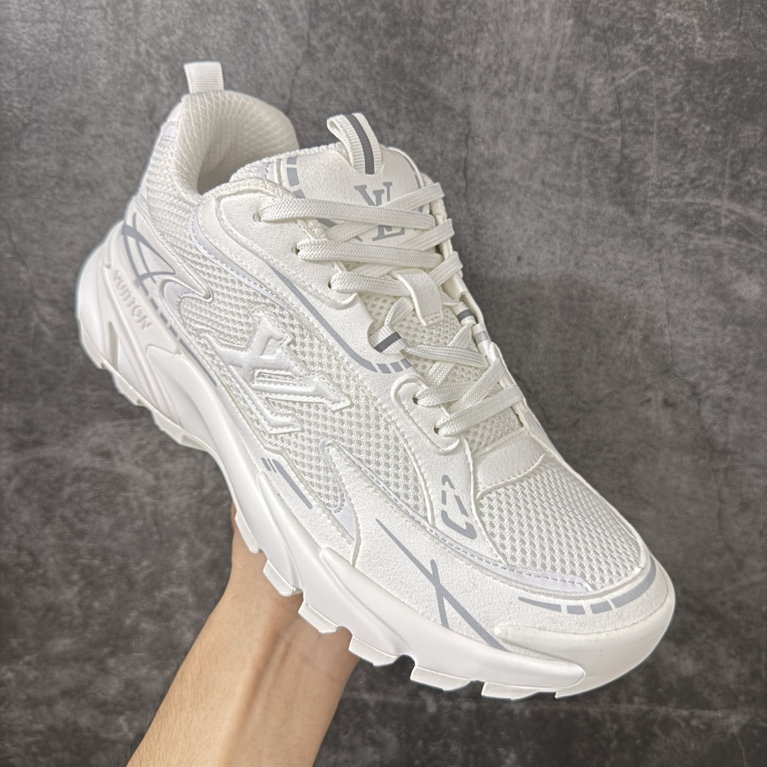 图片[3]-【莞顶礼盒】Lv Tatic Runner Tatic Runner系列厚底老爹鞋，是品牌近年推出的复古运动风鞋款，主打街头潮流与日常穿搭结合的风格。鞋身侧面带有醒目的字母标识，后跟处印有\”VUITTON\”字样，辨识度拉满。采用锯齿状防滑橡胶大底，搭配加厚中底，自带增高效果的同时，也提供了优秀的抓地力和缓震性能，适配日常通勤、城市漫步等多种场景！ ■面料： 原版进口绒面皮革＋透气网眼 ■内里：原版定制透气网里 ■鞋底：原版开模双色TPU组合底 ■底厚：5CM ■尺码：38-45-选品中心