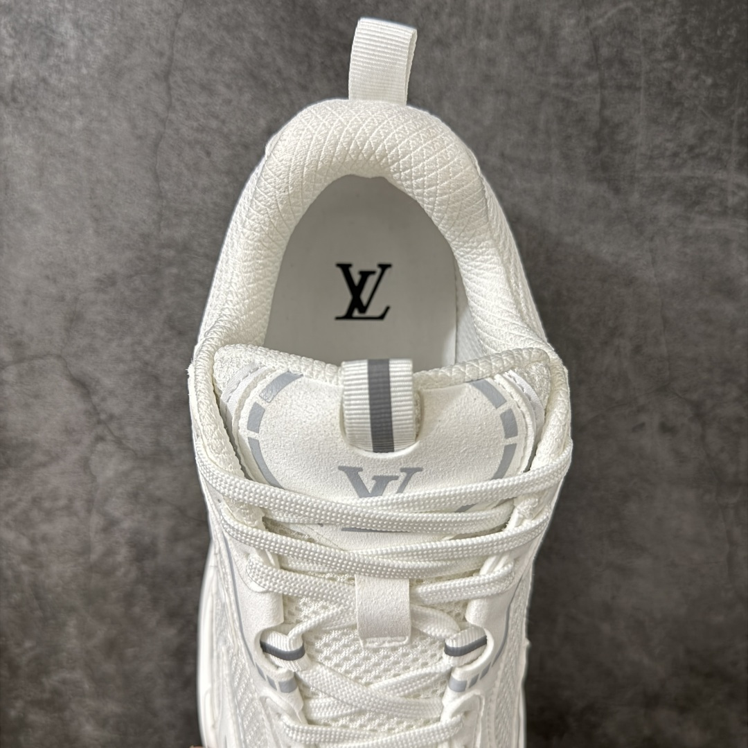 图片[8]-【莞顶礼盒】Lv Tatic Runner Tatic Runner系列厚底老爹鞋，是品牌近年推出的复古运动风鞋款，主打街头潮流与日常穿搭结合的风格。鞋身侧面带有醒目的字母标识，后跟处印有\”VUITTON\”字样，辨识度拉满。采用锯齿状防滑橡胶大底，搭配加厚中底，自带增高效果的同时，也提供了优秀的抓地力和缓震性能，适配日常通勤、城市漫步等多种场景！ ■面料： 原版进口绒面皮革＋透气网眼 ■内里：原版定制透气网里 ■鞋底：原版开模双色TPU组合底 ■底厚：5CM ■尺码：38-45-选品中心