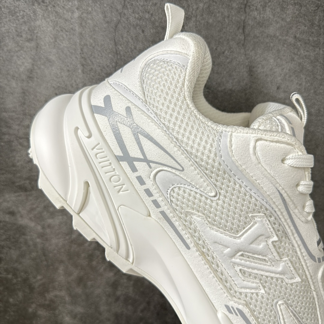 图片[7]-【莞顶礼盒】Lv Tatic Runner Tatic Runner系列厚底老爹鞋，是品牌近年推出的复古运动风鞋款，主打街头潮流与日常穿搭结合的风格。鞋身侧面带有醒目的字母标识，后跟处印有\”VUITTON\”字样，辨识度拉满。采用锯齿状防滑橡胶大底，搭配加厚中底，自带增高效果的同时，也提供了优秀的抓地力和缓震性能，适配日常通勤、城市漫步等多种场景！ ■面料： 原版进口绒面皮革＋透气网眼 ■内里：原版定制透气网里 ■鞋底：原版开模双色TPU组合底 ■底厚：5CM ■尺码：38-45-选品中心