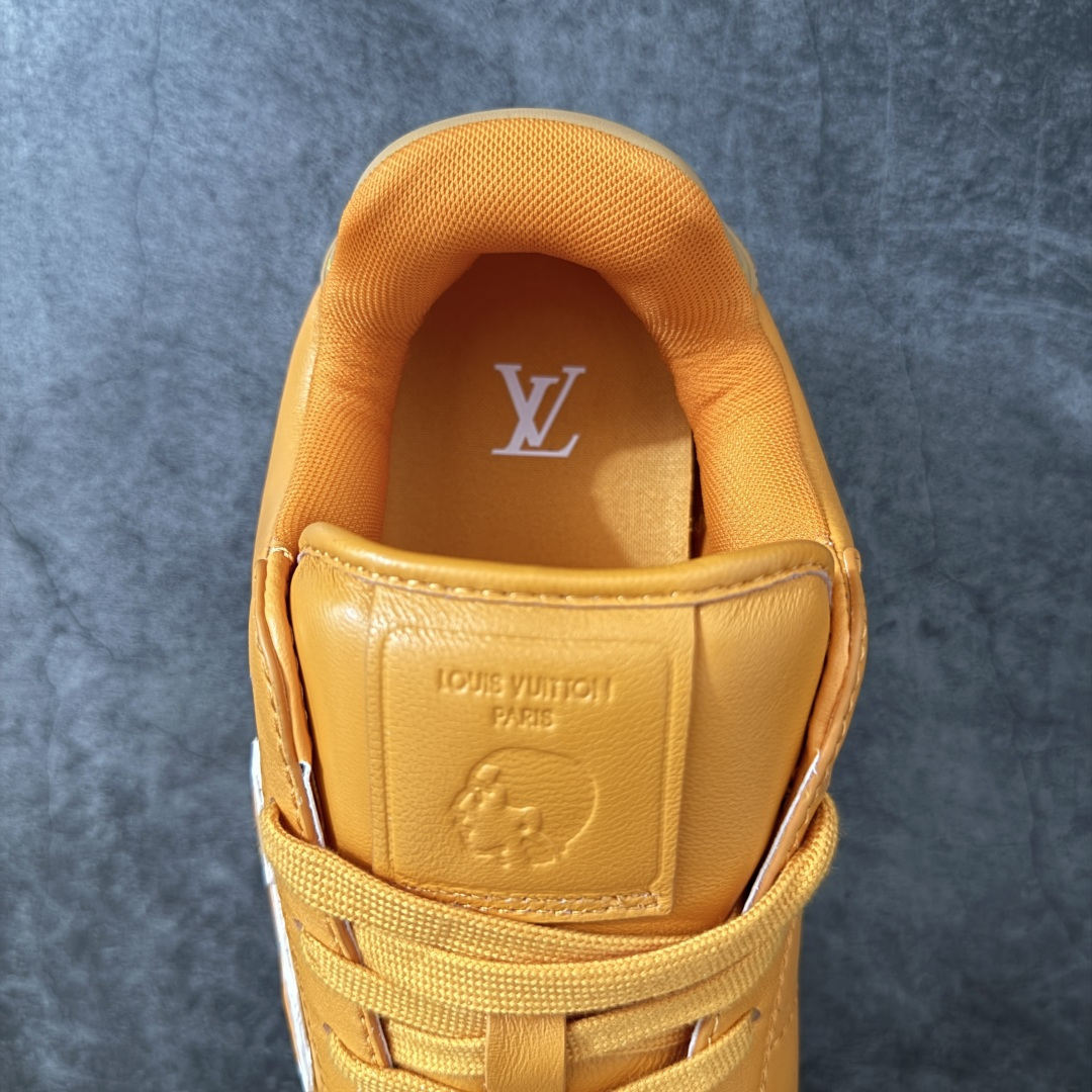 图片[8]-【纯原S版】莞产顶级LOUIS VUITTON × NIGO 联名款 Buttersoft FW25 牛皮革压纹 系带圆头 低帮系带圆头运动鞋 LV × Nigo 联名 FW25 最新 Buttersoft 系列 菲董操刀设计，阿甘鞋轮廓融合面包鞋风格 鞋型饱满但比例克制，上脚呈现慵懒高级感 厚鞋舌＋宽鞋带结构 鞋面采用头层牛皮＋羊皮革压纹 皮质细腻，纹理自然，耐看耐穿 鞋底为原版开模防滑 TPU 大底 全系列暴力拆借 原版开发 结构、比例与用料统一度高 尺码：36 37 38 39 40 41 42 43 44 45-选品中心