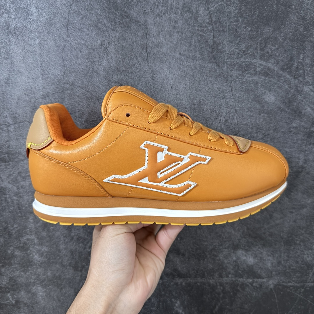 【纯原S版】莞产顶级LOUIS VUITTON × NIGO 联名款 Buttersoft FW25 牛皮革压纹 系带圆头 低帮系带圆头运动鞋 LV × Nigo 联名 FW25 最新 Buttersoft 系列 菲董操刀设计,阿甘鞋轮廓融合面包鞋风格 鞋型饱满但比例克制,上脚呈现慵懒高级感 厚鞋舌+宽鞋带结构 鞋面采用头层牛皮+羊皮革压纹 皮质细腻,纹理自然,耐看耐穿 鞋底为原版开模防滑 TPU 大底 全系列暴力拆借 原版开发 结构、比例与用料统一度高 尺码:36 37 38 39 40 41 42 43 44 45-选品中心