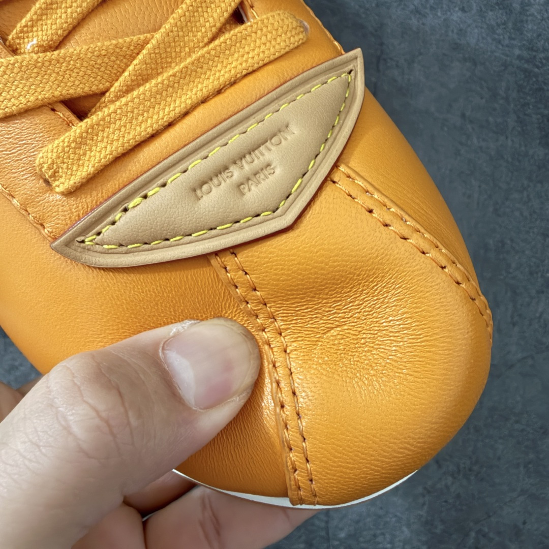 图片[4]-【纯原S版】莞产顶级LOUIS VUITTON × NIGO 联名款 Buttersoft FW25 牛皮革压纹 系带圆头 低帮系带圆头运动鞋 LV × Nigo 联名 FW25 最新 Buttersoft 系列 菲董操刀设计，阿甘鞋轮廓融合面包鞋风格 鞋型饱满但比例克制，上脚呈现慵懒高级感 厚鞋舌＋宽鞋带结构 鞋面采用头层牛皮＋羊皮革压纹 皮质细腻，纹理自然，耐看耐穿 鞋底为原版开模防滑 TPU 大底 全系列暴力拆借 原版开发 结构、比例与用料统一度高 尺码：36 37 38 39 40 41 42 43 44 45-选品中心