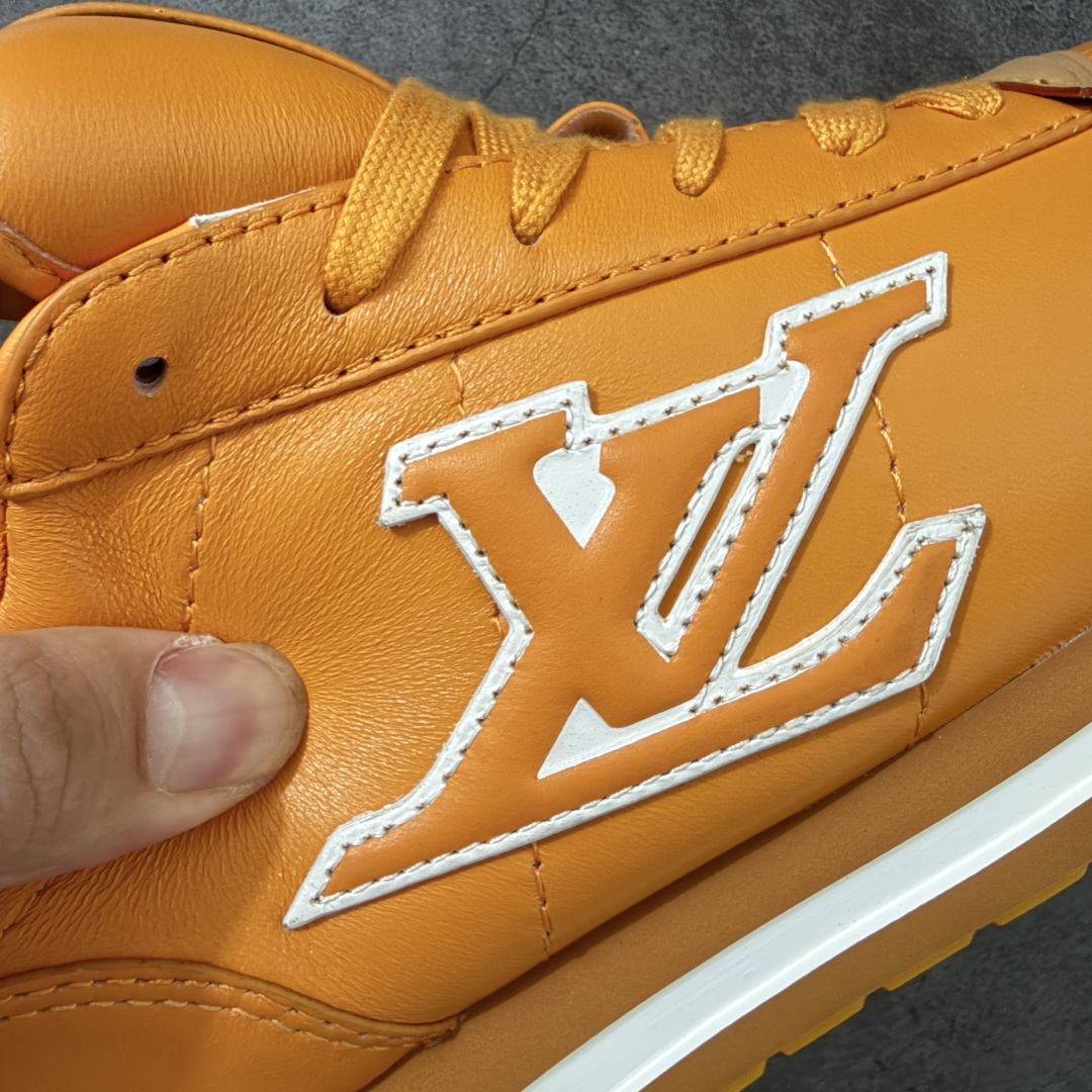 图片[3]-【纯原S版】莞产顶级LOUIS VUITTON × NIGO 联名款 Buttersoft FW25 牛皮革压纹 系带圆头 低帮系带圆头运动鞋 LV × Nigo 联名 FW25 最新 Buttersoft 系列 菲董操刀设计，阿甘鞋轮廓融合面包鞋风格 鞋型饱满但比例克制，上脚呈现慵懒高级感 厚鞋舌＋宽鞋带结构 鞋面采用头层牛皮＋羊皮革压纹 皮质细腻，纹理自然，耐看耐穿 鞋底为原版开模防滑 TPU 大底 全系列暴力拆借 原版开发 结构、比例与用料统一度高 尺码：36 37 38 39 40 41 42 43 44 45-选品中心