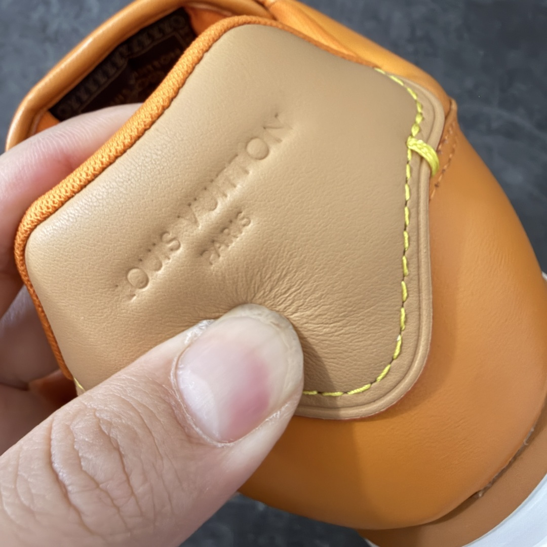 图片[2]-【纯原S版】莞产顶级LOUIS VUITTON × NIGO 联名款 Buttersoft FW25 牛皮革压纹 系带圆头 低帮系带圆头运动鞋 LV × Nigo 联名 FW25 最新 Buttersoft 系列 菲董操刀设计，阿甘鞋轮廓融合面包鞋风格 鞋型饱满但比例克制，上脚呈现慵懒高级感 厚鞋舌＋宽鞋带结构 鞋面采用头层牛皮＋羊皮革压纹 皮质细腻，纹理自然，耐看耐穿 鞋底为原版开模防滑 TPU 大底 全系列暴力拆借 原版开发 结构、比例与用料统一度高 尺码：36 37 38 39 40 41 42 43 44 45-选品中心