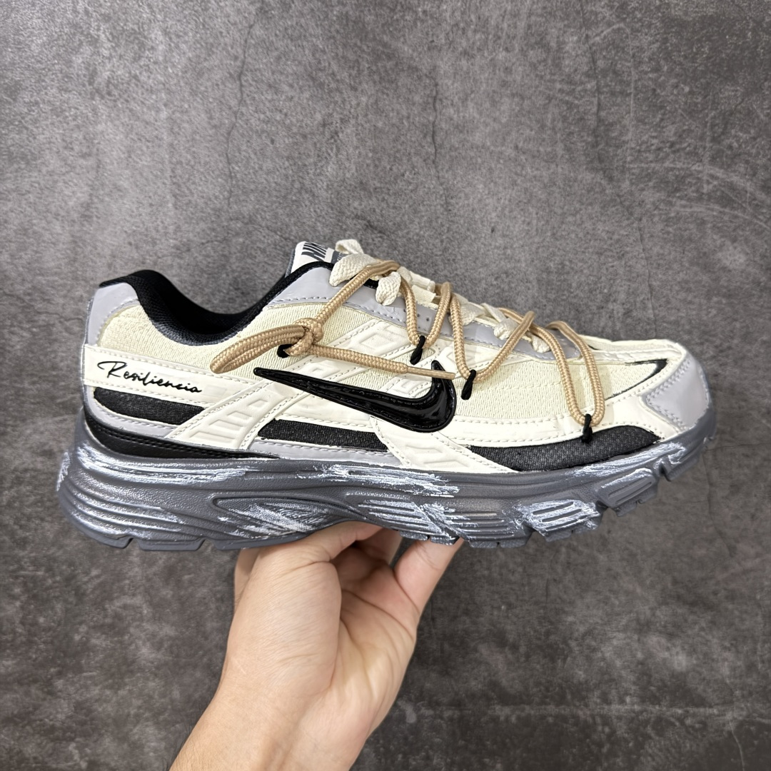 【手绘定制版】NIKE INITIATOR 创始者系列复古休闲运动舒适跑鞋 此款为人工手绘定制图案 原版基于Nike Initiator修改款 加以创意定制 完美品质做工 个性十足 原厂原档案数据开发 原盒包装 舒适有型适合日常穿着 该鞋款延续千禧年经典设计搭载泡绵中底厚实而轻盈 匠心细节巧搭立体耐克勾标志焕新演绎复古跑鞋 货号:FZ9020-100 尺码:36-45带半码-选品中心