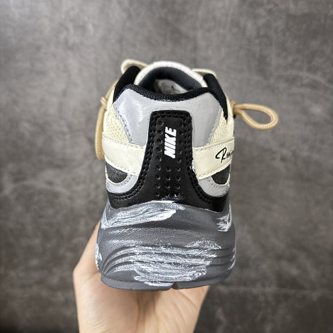 图片[4]-【手绘定制版】NIKE INITIATOR 创始者系列复古休闲运动舒适跑鞋 此款为人工手绘定制图案 原版基于Nike Initiator修改款 加以创意定制 完美品质做工 个性十足 原厂原档案数据开发 原盒包装 舒适有型适合日常穿着 该鞋款延续千禧年经典设计搭载泡绵中底厚实而轻盈 匠心细节巧搭立体耐克勾标志焕新演绎复古跑鞋 货号：FZ9020-100 尺码：36-45带半码-选品中心