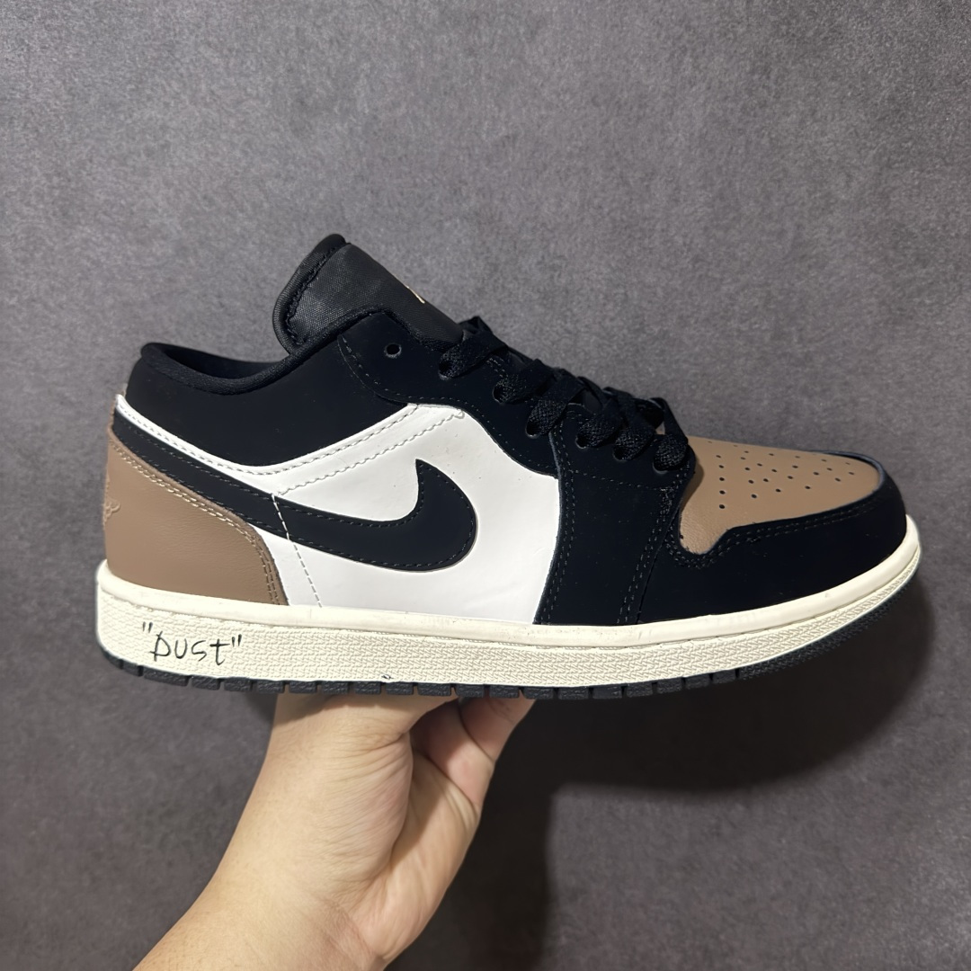 【公司级】 Air Jordan 1 AJ1 low 低帮 黑棕白 II3788‑003 质感层次丰富，专属R字母金色挂饰精致吸睛，鞋侧手写\