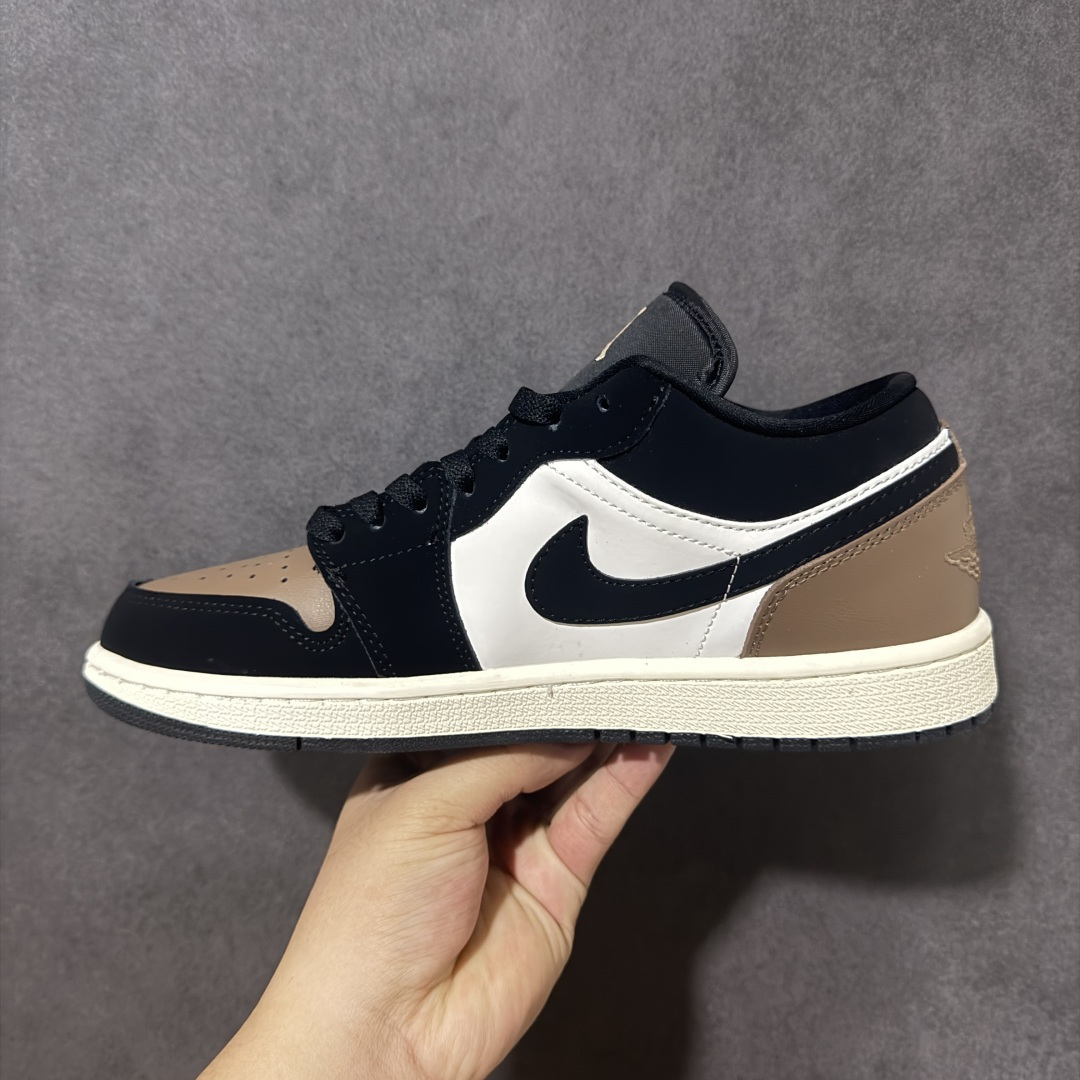 图片[2]-【公司级】 Air Jordan 1 AJ1 low 低帮 黑棕白 II3788‑003 质感层次丰富，专属R字母金色挂饰精致吸睛，鞋侧手写\”Dust\”涂鸦细节增添街头氛围，鞋面做工扎实耐穿，鞋型剪裁利落修饰脚型，上脚版型挺括不臃肿，橡胶外底防滑耐磨，兼顾穿搭颜值与实穿属性，适配工装裤、牛仔裤等多种穿搭，日常出街轻松拿捏潮流氛围感。 尺码：36 36.5 37.5 38 38.5 39 40 40.5 41 42 42.5 43 44 44.5 45-选品中心