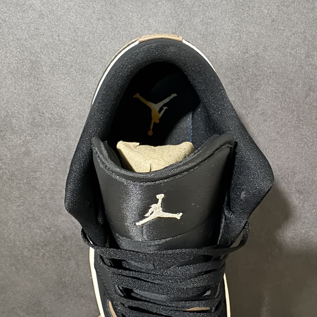 图片[6]-【公司级】 Air Jordan 1 AJ1 low 低帮 黑棕白 II3788‑003 质感层次丰富，专属R字母金色挂饰精致吸睛，鞋侧手写\”Dust\”涂鸦细节增添街头氛围，鞋面做工扎实耐穿，鞋型剪裁利落修饰脚型，上脚版型挺括不臃肿，橡胶外底防滑耐磨，兼顾穿搭颜值与实穿属性，适配工装裤、牛仔裤等多种穿搭，日常出街轻松拿捏潮流氛围感。 尺码：36 36.5 37.5 38 38.5 39 40 40.5 41 42 42.5 43 44 44.5 45-选品中心
