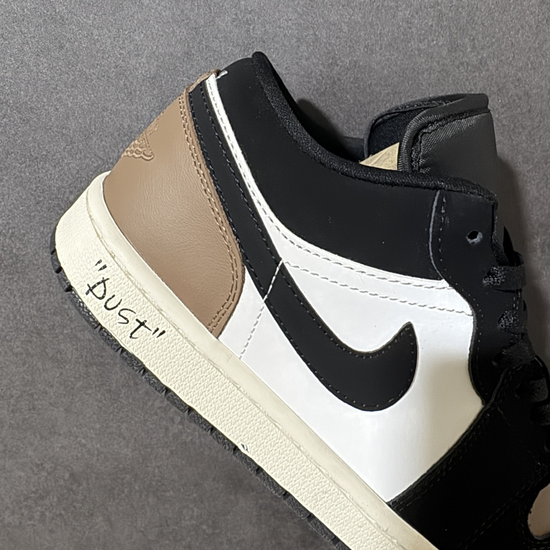 图片[7]-【公司级】 Air Jordan 1 AJ1 low 低帮 黑棕白 II3788‑003 质感层次丰富，专属R字母金色挂饰精致吸睛，鞋侧手写\”Dust\”涂鸦细节增添街头氛围，鞋面做工扎实耐穿，鞋型剪裁利落修饰脚型，上脚版型挺括不臃肿，橡胶外底防滑耐磨，兼顾穿搭颜值与实穿属性，适配工装裤、牛仔裤等多种穿搭，日常出街轻松拿捏潮流氛围感。 尺码：36 36.5 37.5 38 38.5 39 40 40.5 41 42 42.5 43 44 44.5 45-选品中心
