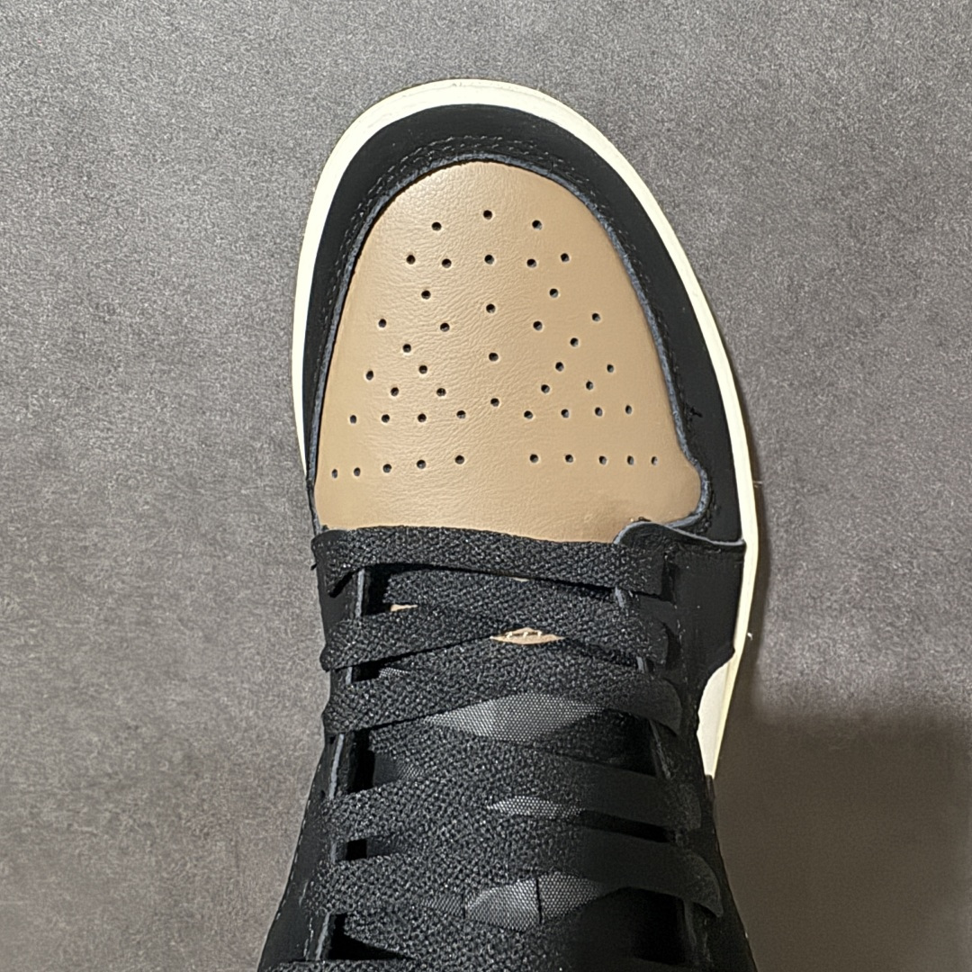 图片[5]-【公司级】 Air Jordan 1 AJ1 low 低帮 黑棕白 II3788‑003 质感层次丰富，专属R字母金色挂饰精致吸睛，鞋侧手写\”Dust\”涂鸦细节增添街头氛围，鞋面做工扎实耐穿，鞋型剪裁利落修饰脚型，上脚版型挺括不臃肿，橡胶外底防滑耐磨，兼顾穿搭颜值与实穿属性，适配工装裤、牛仔裤等多种穿搭，日常出街轻松拿捏潮流氛围感。 尺码：36 36.5 37.5 38 38.5 39 40 40.5 41 42 42.5 43 44 44.5 45-选品中心