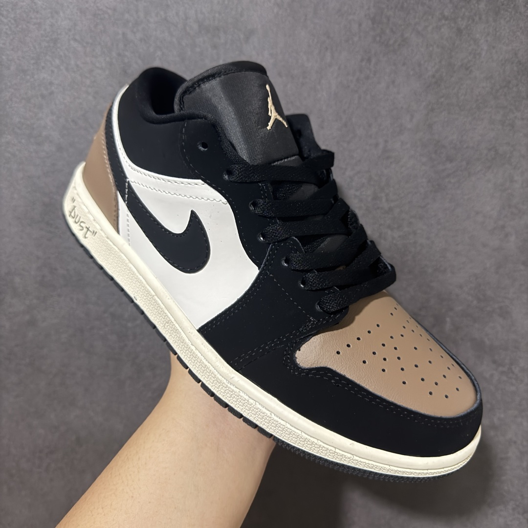 图片[3]-【公司级】 Air Jordan 1 AJ1 low 低帮 黑棕白 II3788‑003 质感层次丰富，专属R字母金色挂饰精致吸睛，鞋侧手写\”Dust\”涂鸦细节增添街头氛围，鞋面做工扎实耐穿，鞋型剪裁利落修饰脚型，上脚版型挺括不臃肿，橡胶外底防滑耐磨，兼顾穿搭颜值与实穿属性，适配工装裤、牛仔裤等多种穿搭，日常出街轻松拿捏潮流氛围感。 尺码：36 36.5 37.5 38 38.5 39 40 40.5 41 42 42.5 43 44 44.5 45-选品中心