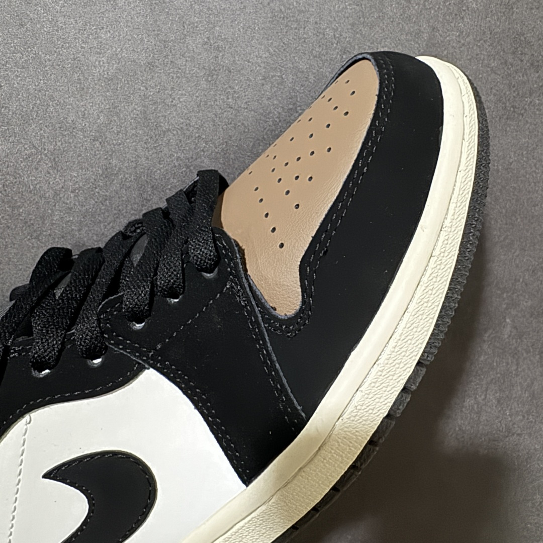 图片[8]-【公司级】 Air Jordan 1 AJ1 low 低帮 黑棕白 II3788‑003 质感层次丰富，专属R字母金色挂饰精致吸睛，鞋侧手写\”Dust\”涂鸦细节增添街头氛围，鞋面做工扎实耐穿，鞋型剪裁利落修饰脚型，上脚版型挺括不臃肿，橡胶外底防滑耐磨，兼顾穿搭颜值与实穿属性，适配工装裤、牛仔裤等多种穿搭，日常出街轻松拿捏潮流氛围感。 尺码：36 36.5 37.5 38 38.5 39 40 40.5 41 42 42.5 43 44 44.5 45-选品中心