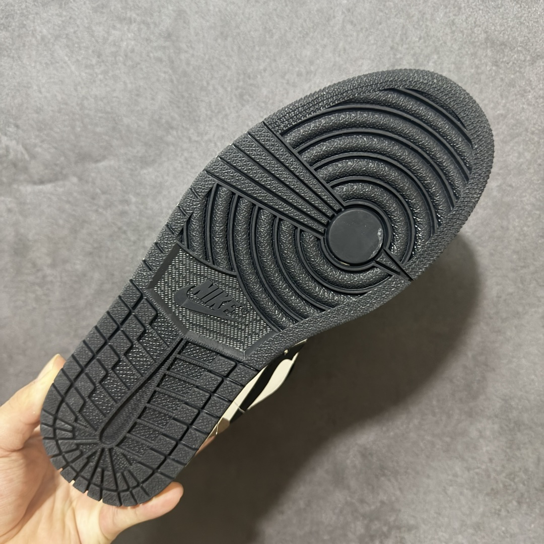 图片[4]-【公司级】 Air Jordan 1 AJ1 low 低帮 黑棕白 II3788‑003 质感层次丰富，专属R字母金色挂饰精致吸睛，鞋侧手写\”Dust\”涂鸦细节增添街头氛围，鞋面做工扎实耐穿，鞋型剪裁利落修饰脚型，上脚版型挺括不臃肿，橡胶外底防滑耐磨，兼顾穿搭颜值与实穿属性，适配工装裤、牛仔裤等多种穿搭，日常出街轻松拿捏潮流氛围感。 尺码：36 36.5 37.5 38 38.5 39 40 40.5 41 42 42.5 43 44 44.5 45-选品中心