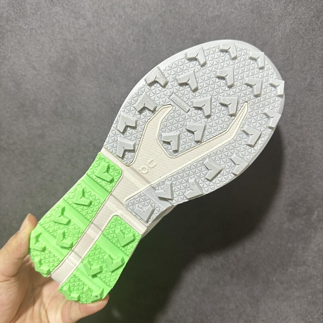 图片[9]-【公司级】 On昂跑 CloudVista 3 Mid WP 户外街头机能风跑步鞋 Cloud Hi Edge户外机能融合街头潮流 越界开启全新都市探索 CloudTec®专利科技鞋底搭载耐温耐用革新中底泡棉 同时以摇椅圆弧的机能感轮廓 带来流畅平稳的迈步 轻量透气的工程网格结合环保人造麂皮 衬托出活力醒目的视觉效果 是日常穿搭、旅行和城市探索的理想之选 货号： 3MG10758609 尺码： 36-45-选品中心