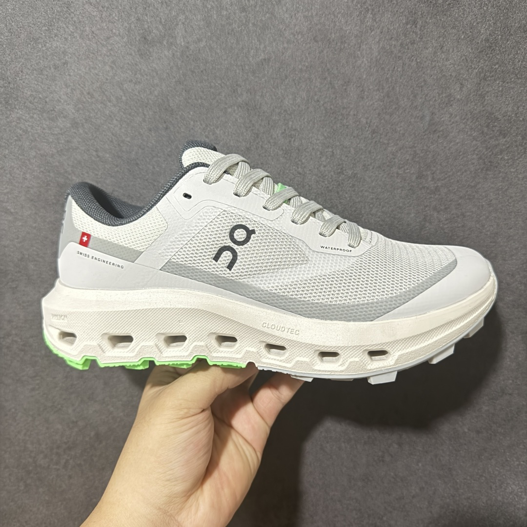 【公司级】 On昂跑 CloudVista 3 Mid WP 户外街头机能风跑步鞋 Cloud Hi Edge户外机能融合街头潮流 越界开启全新都市探索 CloudTec®专利科技鞋底搭载耐温耐用革新中底泡棉 同时以摇椅圆弧的机能感轮廓 带来流畅平稳的迈步 轻量透气的工程网格结合环保人造麂皮 衬托出活力醒目的视觉效果 是日常穿搭、旅行和城市探索的理想之选 货号: 3MG10758609 尺码: 36-45-选品中心