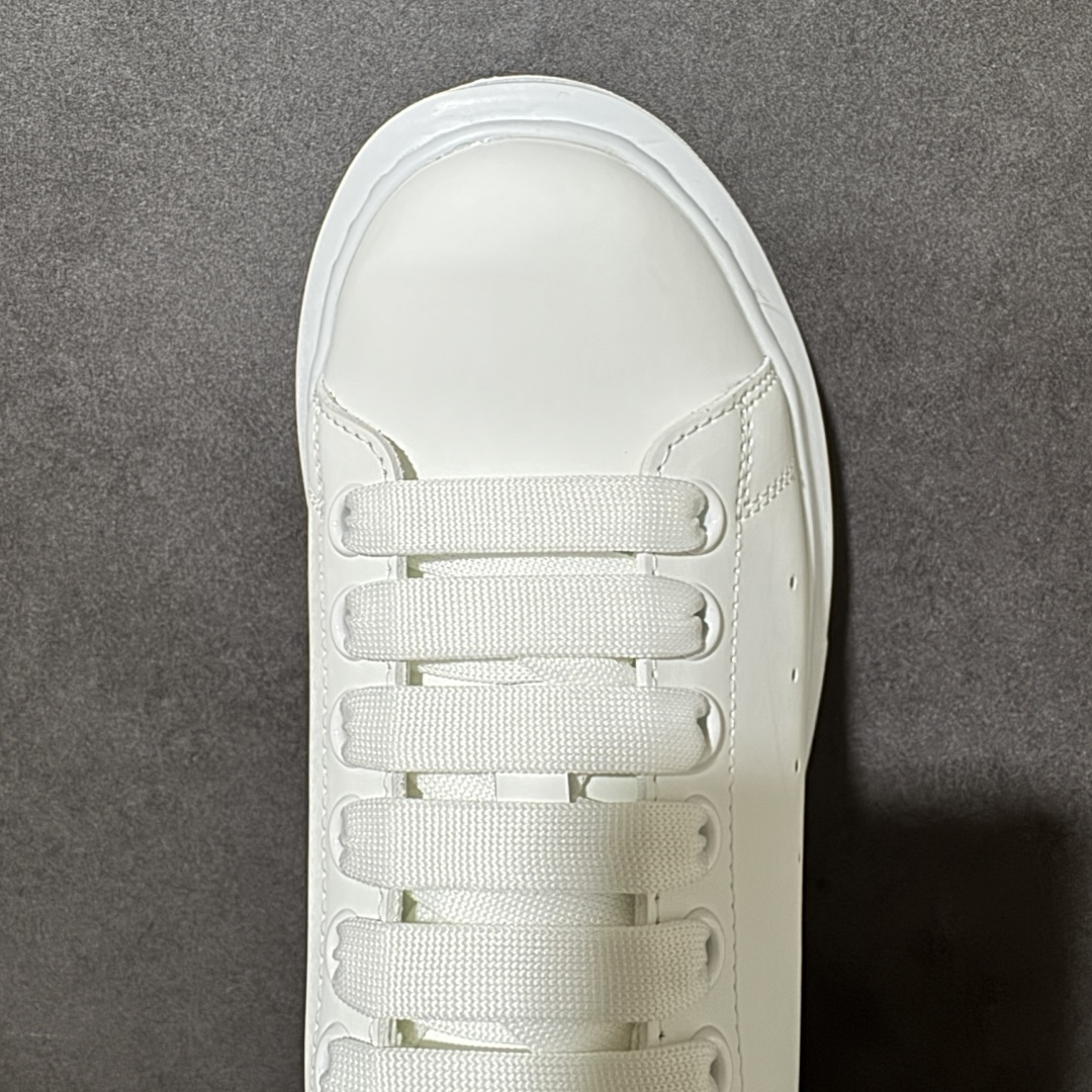 图片[5]-【外贸特价版】 Alexander McQueen 亚历山大麦昆 Oversized Sne外贸充正专供 完美楦型 正确卡色 内外超软小羊皮贴脚透气及超软PU脚感乳胶物料鞋 外置原抽真空高密度增高底 白色光滑牛皮革系带运动鞋，圆头设计，鞋跟点缀黑色绒面革细节搭配宽扁鞋带，鞋舌和后帮饰有 Alexander McQueen 品牌标志。阔型橡胶鞋底。运动鞋另配一副鞋带材料 所有细节与原版一致 尺码：36 36.5 37 38 38.5 39 40.5 41 42 42.5 43 44 45-选品中心