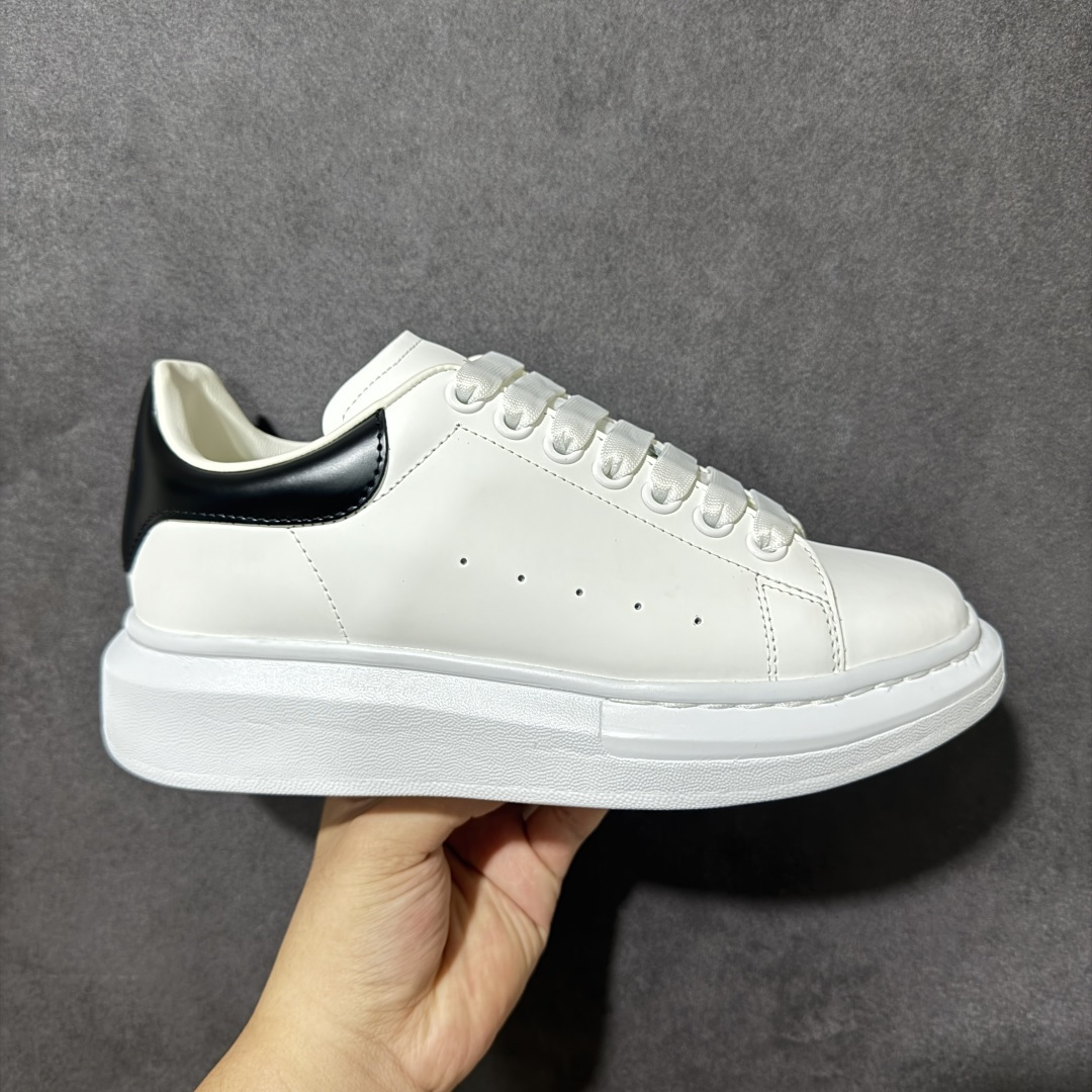 【外贸特价版】 Alexander McQueen 亚历山大麦昆 Oversized Sne外贸充正专供 完美楦型 正确卡色 内外超软小羊皮贴脚透气及超软PU脚感乳胶物料鞋 外置原抽真空高密度增高底 白色光滑牛皮革系带运动鞋，圆头设计，鞋跟点缀黑色绒面革细节搭配宽扁鞋带，鞋舌和后帮饰有 Alexander McQueen 品牌标志。阔型橡胶鞋底。运动鞋另配一副鞋带材料 所有细节与原版一致 尺码：36 36.5 37 38 38.5 39 40.5 41 42 42.5 43 44 45-选品中心
