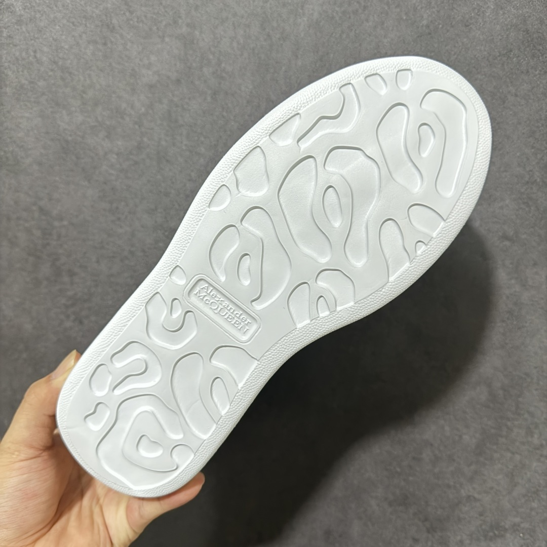 图片[9]-【外贸特价版】 Alexander McQueen 亚历山大麦昆 Oversized Sne外贸充正专供 完美楦型 正确卡色 内外超软小羊皮贴脚透气及超软PU脚感乳胶物料鞋 外置原抽真空高密度增高底 白色光滑牛皮革系带运动鞋，圆头设计，鞋跟点缀黑色绒面革细节搭配宽扁鞋带，鞋舌和后帮饰有 Alexander McQueen 品牌标志。阔型橡胶鞋底。运动鞋另配一副鞋带材料 所有细节与原版一致 尺码：36 36.5 37 38 38.5 39 40.5 41 42 42.5 43 44 45-选品中心
