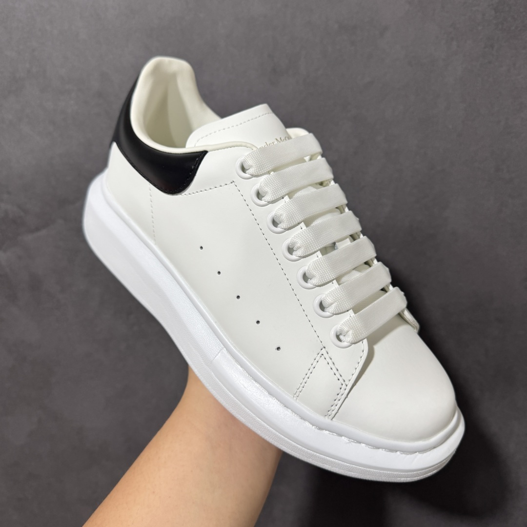 图片[3]-【外贸特价版】 Alexander McQueen 亚历山大麦昆 Oversized Sne外贸充正专供 完美楦型 正确卡色 内外超软小羊皮贴脚透气及超软PU脚感乳胶物料鞋 外置原抽真空高密度增高底 白色光滑牛皮革系带运动鞋，圆头设计，鞋跟点缀黑色绒面革细节搭配宽扁鞋带，鞋舌和后帮饰有 Alexander McQueen 品牌标志。阔型橡胶鞋底。运动鞋另配一副鞋带材料 所有细节与原版一致 尺码：36 36.5 37 38 38.5 39 40.5 41 42 42.5 43 44 45-选品中心