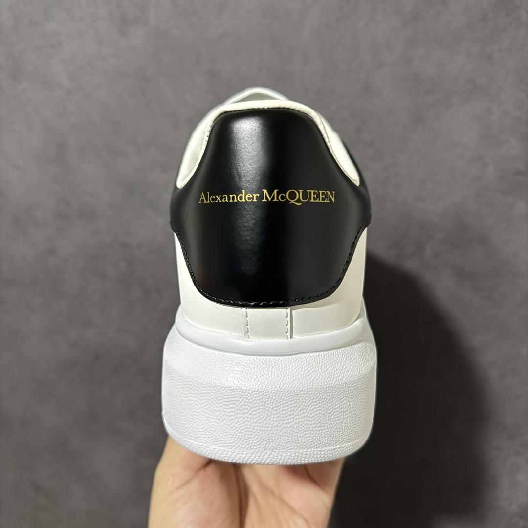 图片[4]-【外贸特价版】 Alexander McQueen 亚历山大麦昆 Oversized Sne外贸充正专供 完美楦型 正确卡色 内外超软小羊皮贴脚透气及超软PU脚感乳胶物料鞋 外置原抽真空高密度增高底 白色光滑牛皮革系带运动鞋，圆头设计，鞋跟点缀黑色绒面革细节搭配宽扁鞋带，鞋舌和后帮饰有 Alexander McQueen 品牌标志。阔型橡胶鞋底。运动鞋另配一副鞋带材料 所有细节与原版一致 尺码：36 36.5 37 38 38.5 39 40.5 41 42 42.5 43 44 45-选品中心