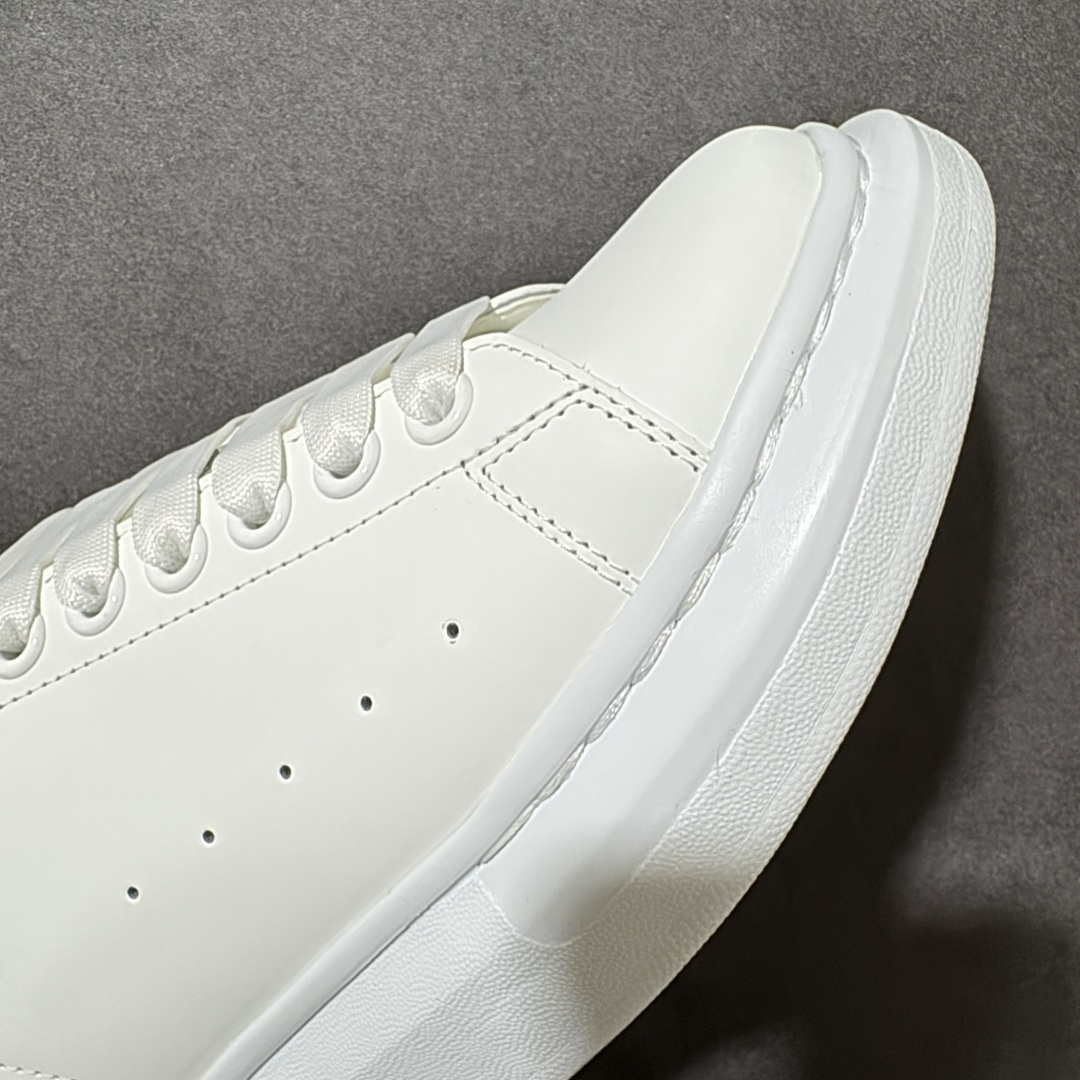图片[8]-【外贸特价版】 Alexander McQueen 亚历山大麦昆 Oversized Sne外贸充正专供 完美楦型 正确卡色 内外超软小羊皮贴脚透气及超软PU脚感乳胶物料鞋 外置原抽真空高密度增高底 白色光滑牛皮革系带运动鞋，圆头设计，鞋跟点缀黑色绒面革细节搭配宽扁鞋带，鞋舌和后帮饰有 Alexander McQueen 品牌标志。阔型橡胶鞋底。运动鞋另配一副鞋带材料 所有细节与原版一致 尺码：36 36.5 37 38 38.5 39 40.5 41 42 42.5 43 44 45-选品中心