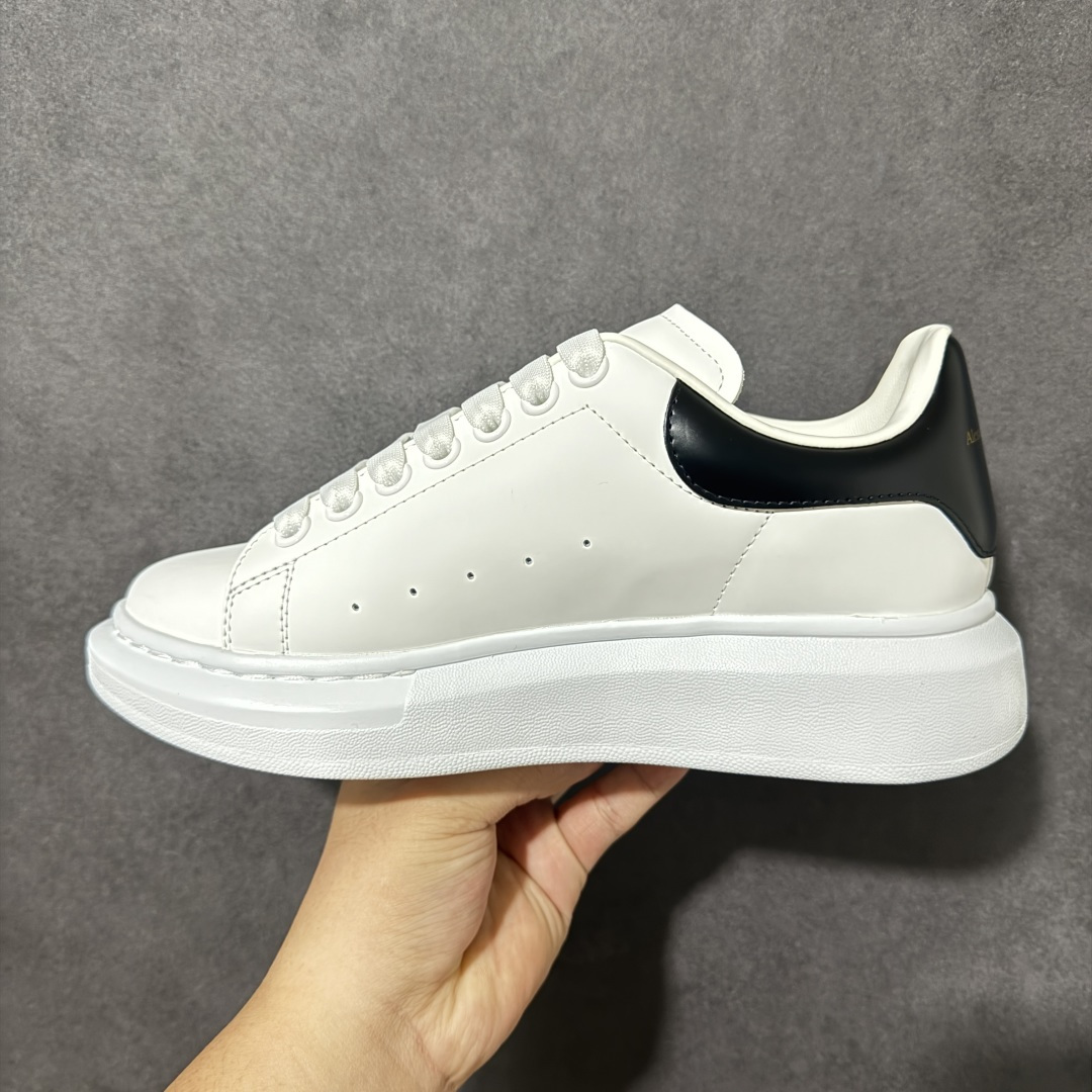 图片[2]-【外贸特价版】 Alexander McQueen 亚历山大麦昆 Oversized Sne外贸充正专供 完美楦型 正确卡色 内外超软小羊皮贴脚透气及超软PU脚感乳胶物料鞋 外置原抽真空高密度增高底 白色光滑牛皮革系带运动鞋，圆头设计，鞋跟点缀黑色绒面革细节搭配宽扁鞋带，鞋舌和后帮饰有 Alexander McQueen 品牌标志。阔型橡胶鞋底。运动鞋另配一副鞋带材料 所有细节与原版一致 尺码：36 36.5 37 38 38.5 39 40.5 41 42 42.5 43 44 45-选品中心