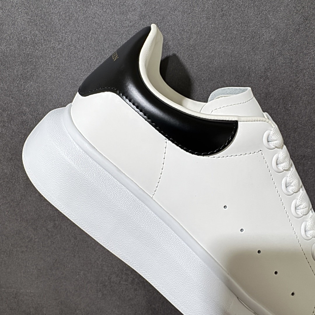 图片[7]-【外贸特价版】 Alexander McQueen 亚历山大麦昆 Oversized Sne外贸充正专供 完美楦型 正确卡色 内外超软小羊皮贴脚透气及超软PU脚感乳胶物料鞋 外置原抽真空高密度增高底 白色光滑牛皮革系带运动鞋，圆头设计，鞋跟点缀黑色绒面革细节搭配宽扁鞋带，鞋舌和后帮饰有 Alexander McQueen 品牌标志。阔型橡胶鞋底。运动鞋另配一副鞋带材料 所有细节与原版一致 尺码：36 36.5 37 38 38.5 39 40.5 41 42 42.5 43 44 45-选品中心